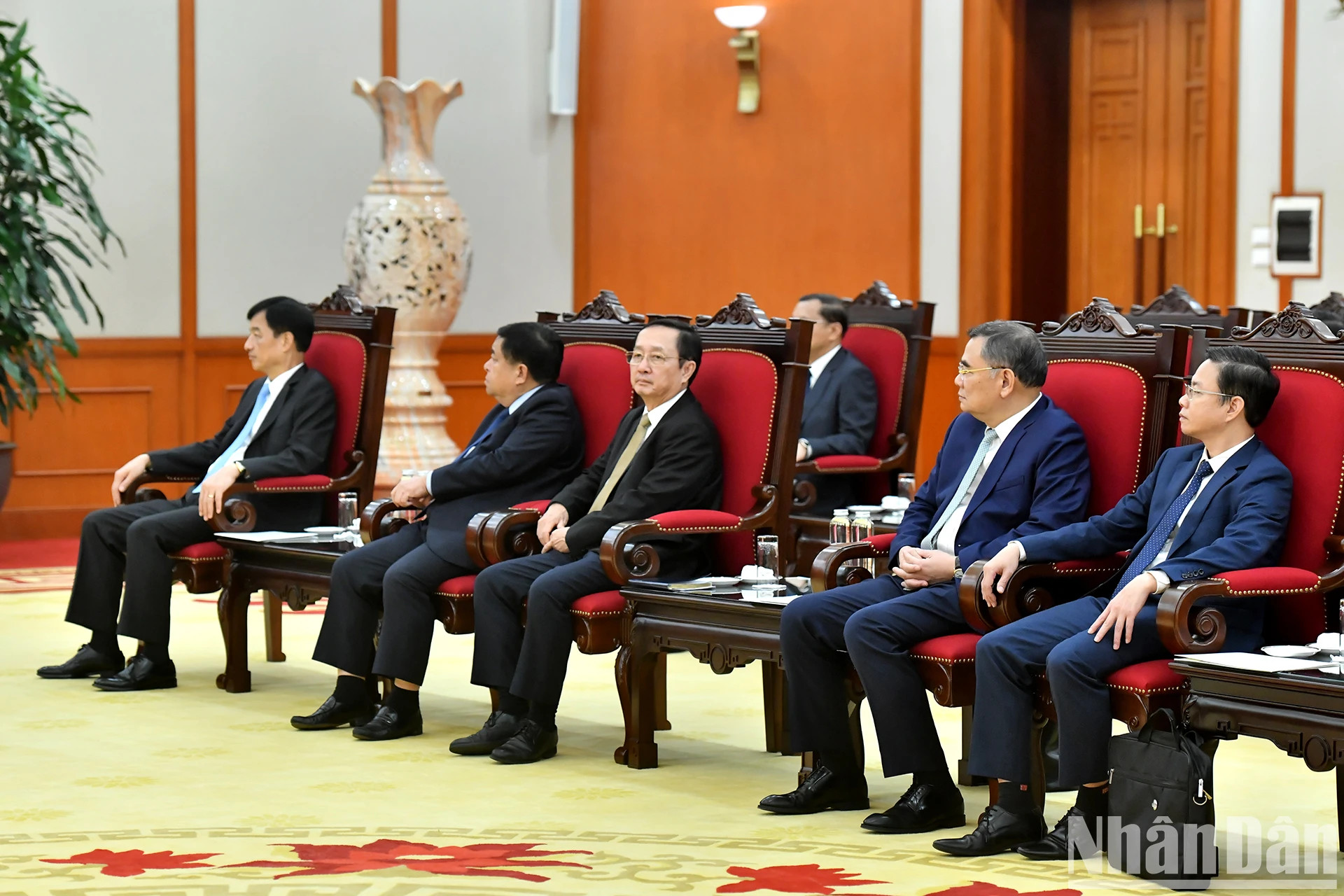 各位代表出席会见。