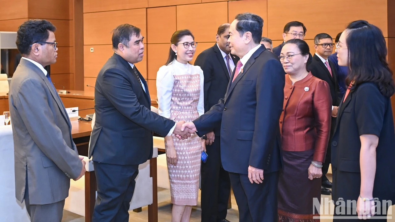 国会主席陈青敏会见各位大使和临时代办。 国会主席陈青敏会见各位大使和临时代办。