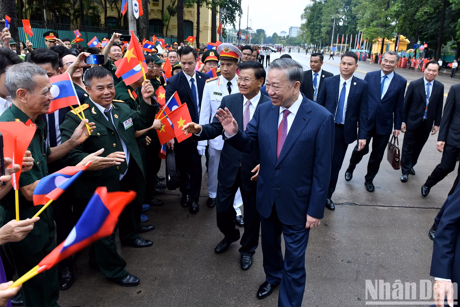 革命老战士欢迎苏林总书记、国家主席和通伦·西苏里总书记、国家主席。