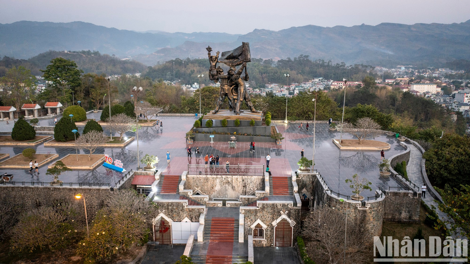 奠边府大捷纪念台是各地游客非常喜欢的地方,登上这里可以俯瞰整个城市。 奠边府大捷纪念台是各地游客非常喜欢的地方,登上这里可以俯瞰整个城市。