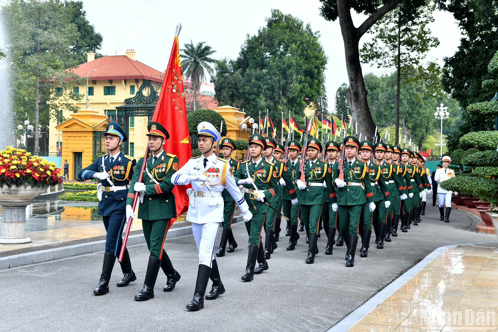 欢迎德国总统施泰因迈尔的越南人民军礼仪队。 欢迎德国总统施泰因迈尔的越南人民军礼仪队。