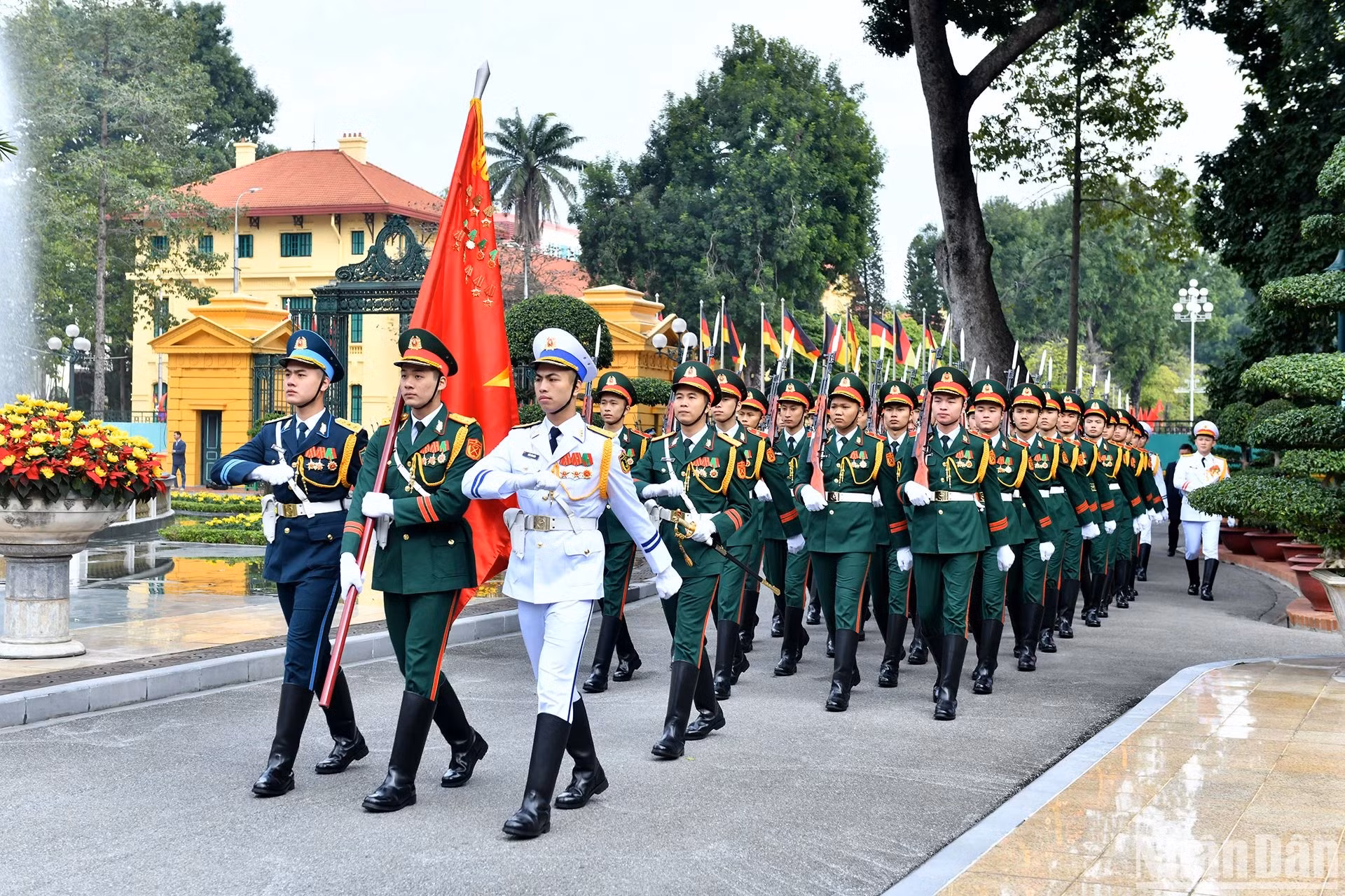 欢迎德国总统施泰因迈尔的越南人民军礼仪队。