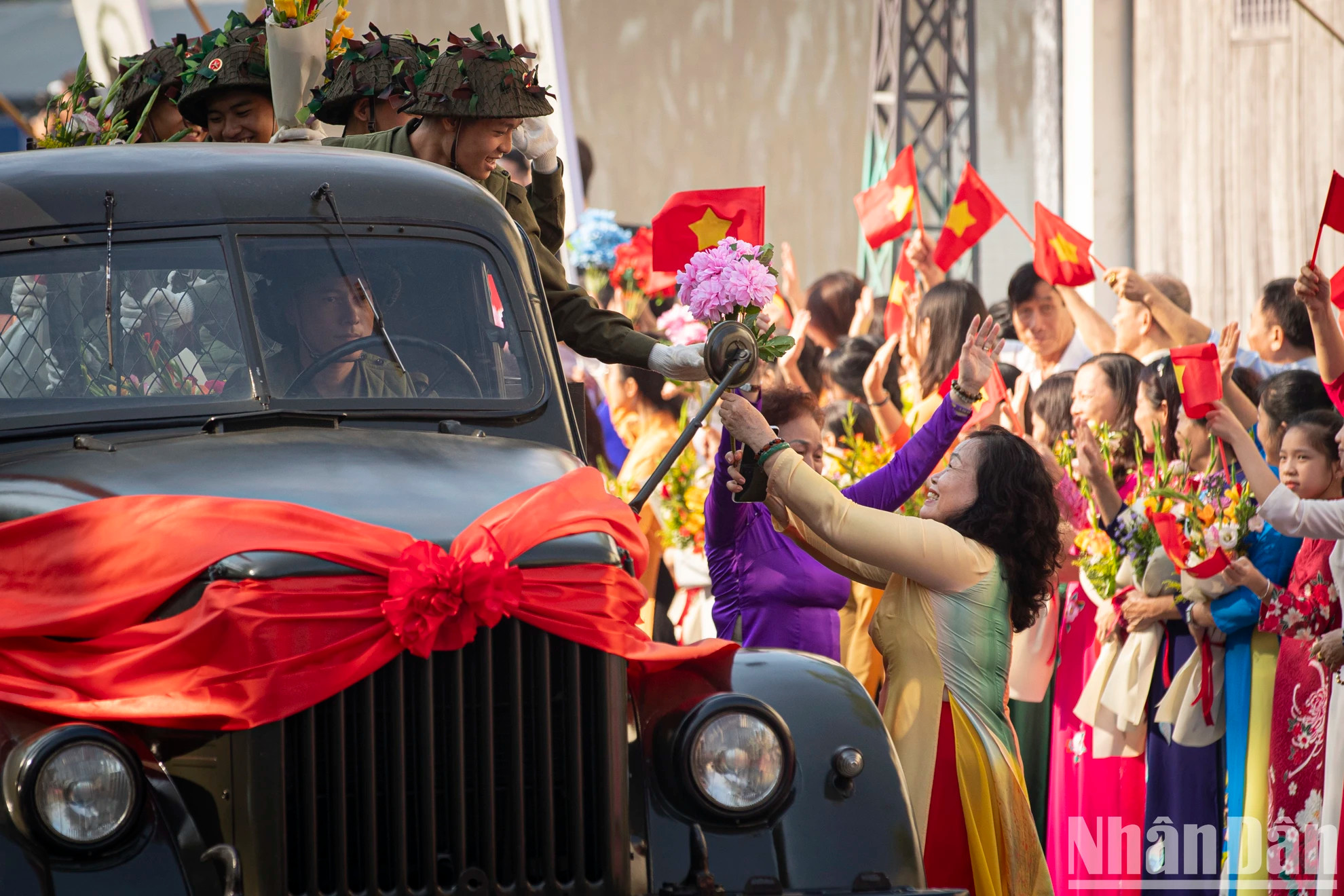 通过大型实景演出再现这一光荣时刻。 通过大型实景演出再现这一光荣时刻。