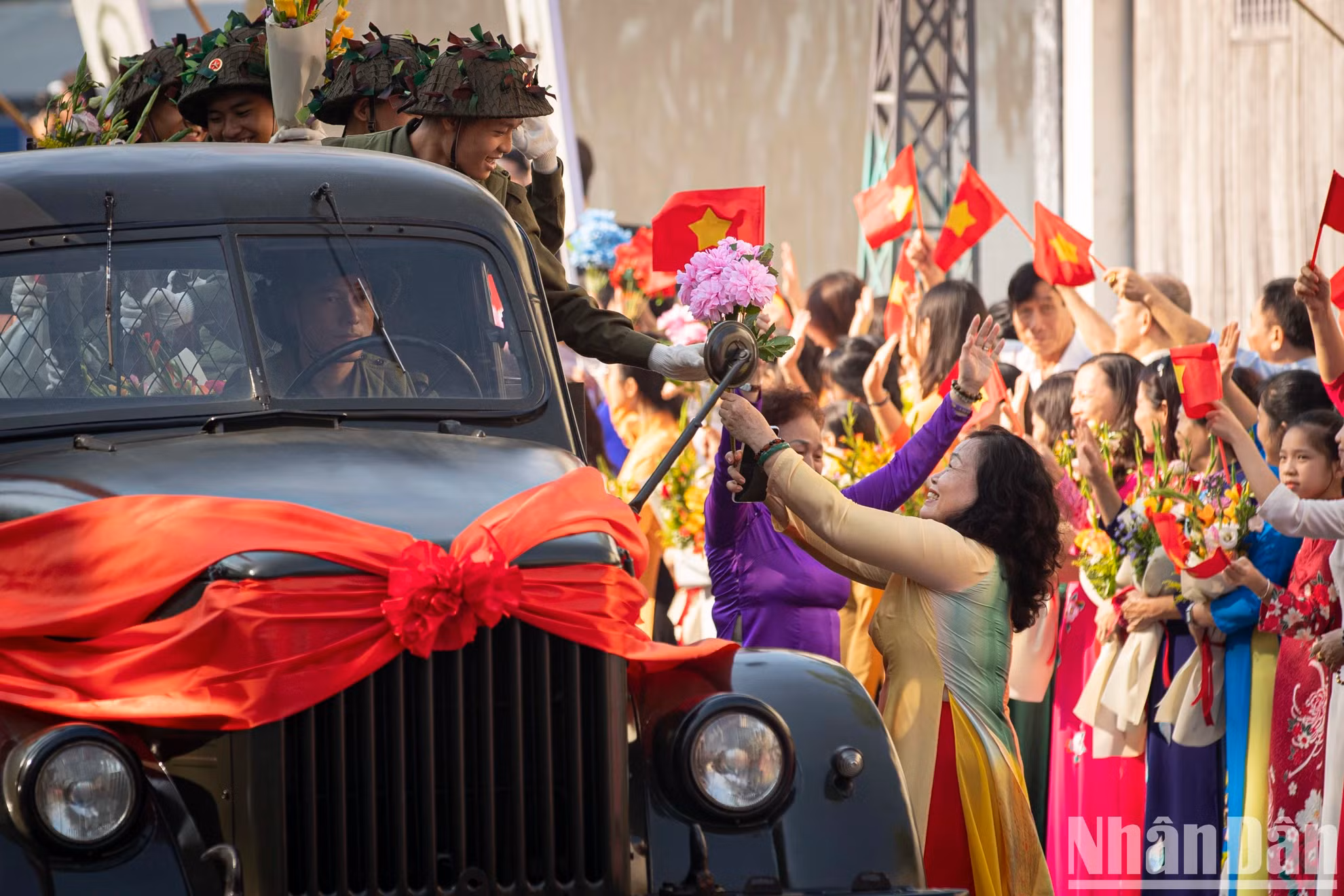 通过大型实景演出再现这一光荣时刻。 通过大型实景演出再现这一光荣时刻。