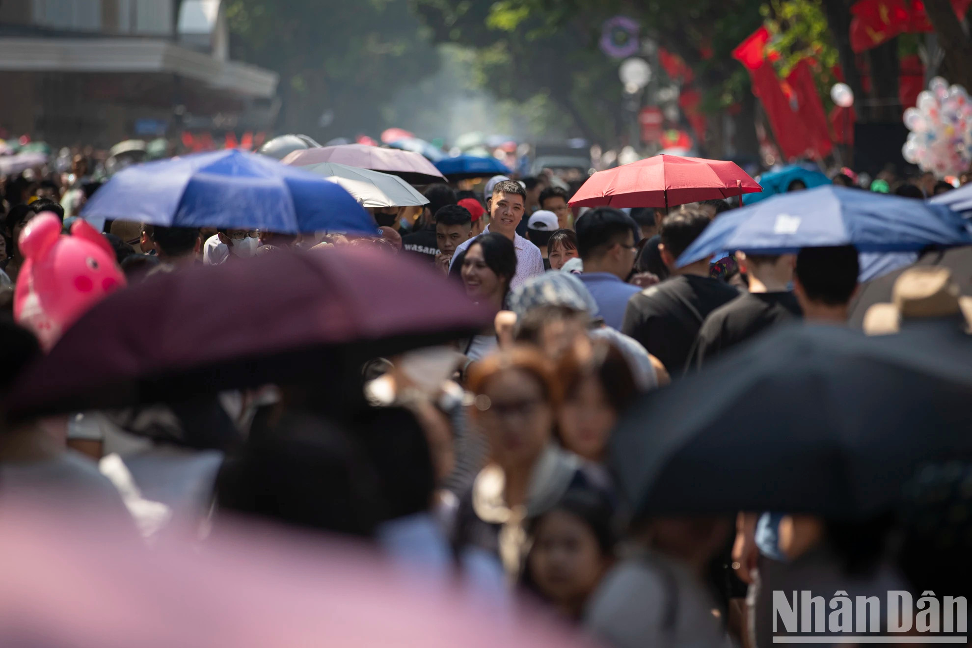 临近中午，还剑湖步行街的人流也越来越拥挤。