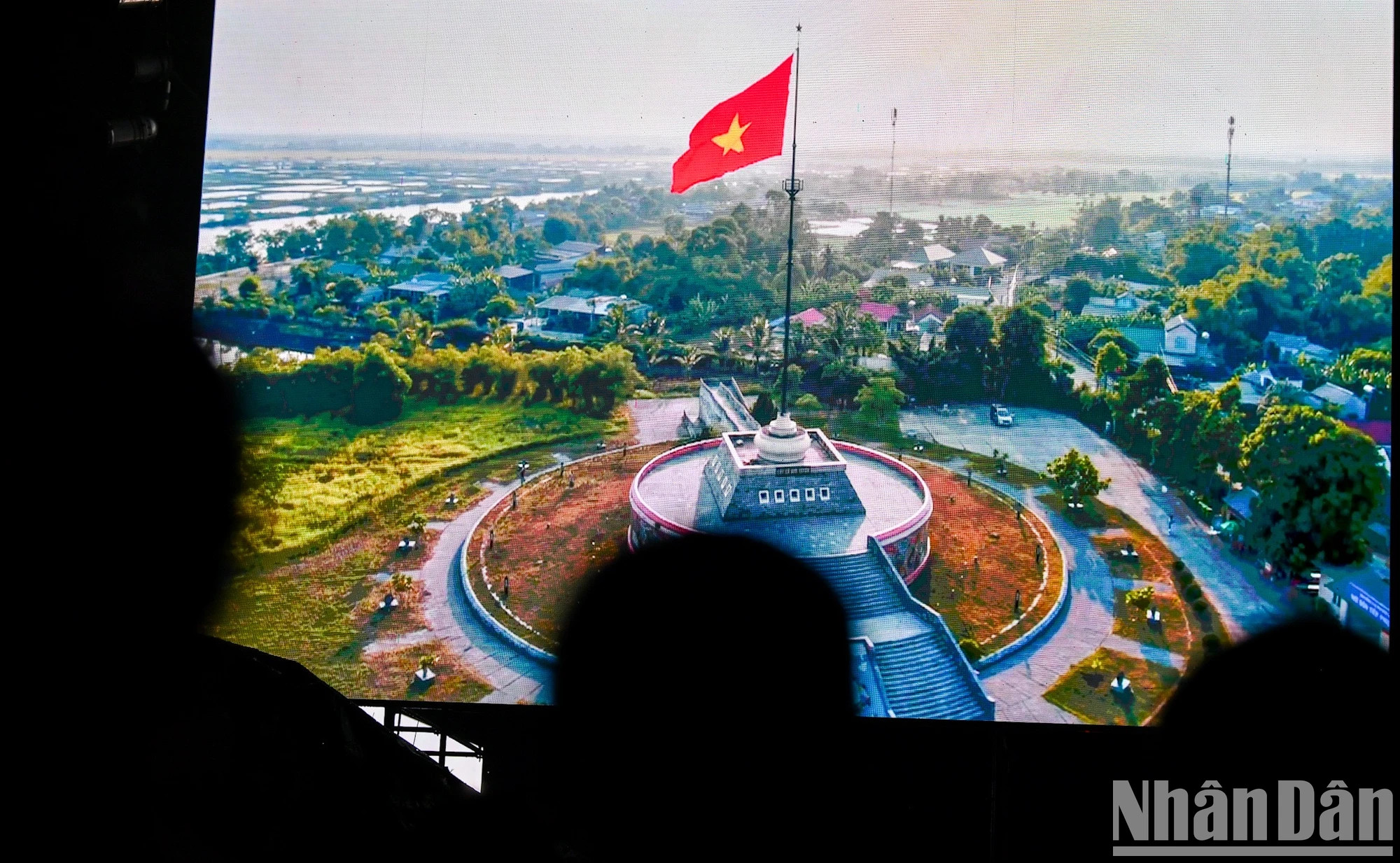 除了独特而有意义的表演外,节目中的纪录片也让观众尤为感动。 除了独特而有意义的表演外,节目中的纪录片也让观众尤为感动。