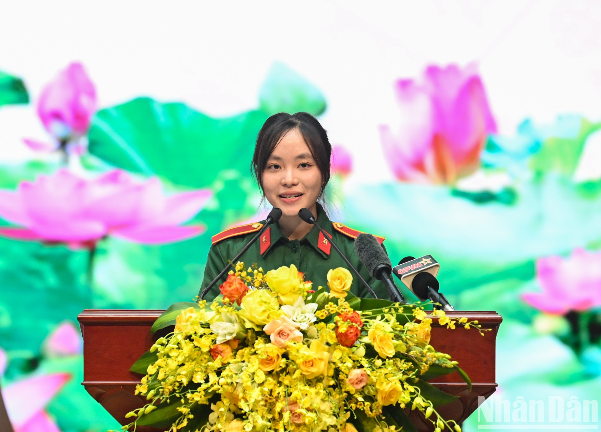 全军优秀青年代表在见面会上发言。