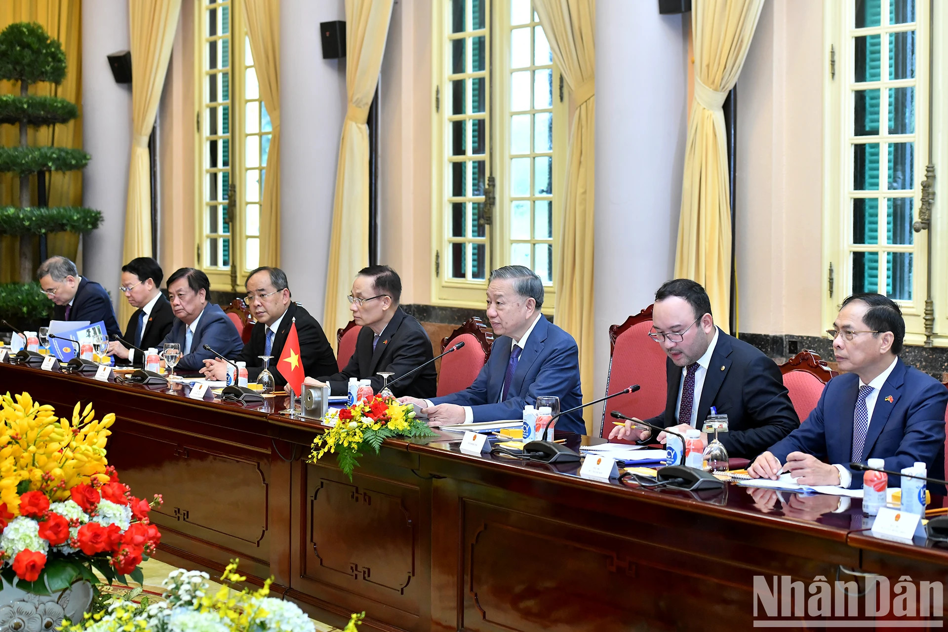 苏林总书记、国家主席以及越南代表团成员出席会谈。