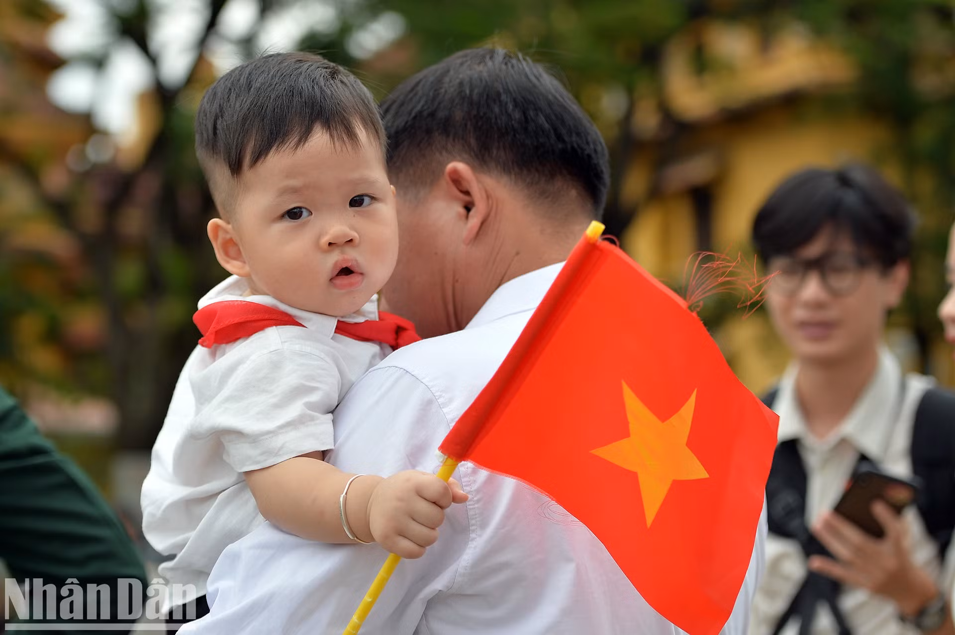 与此同时，小男孩们通常穿着白衬衫，配上红领巾——这是胡志明少年先锋队队员不可或缺的物品。