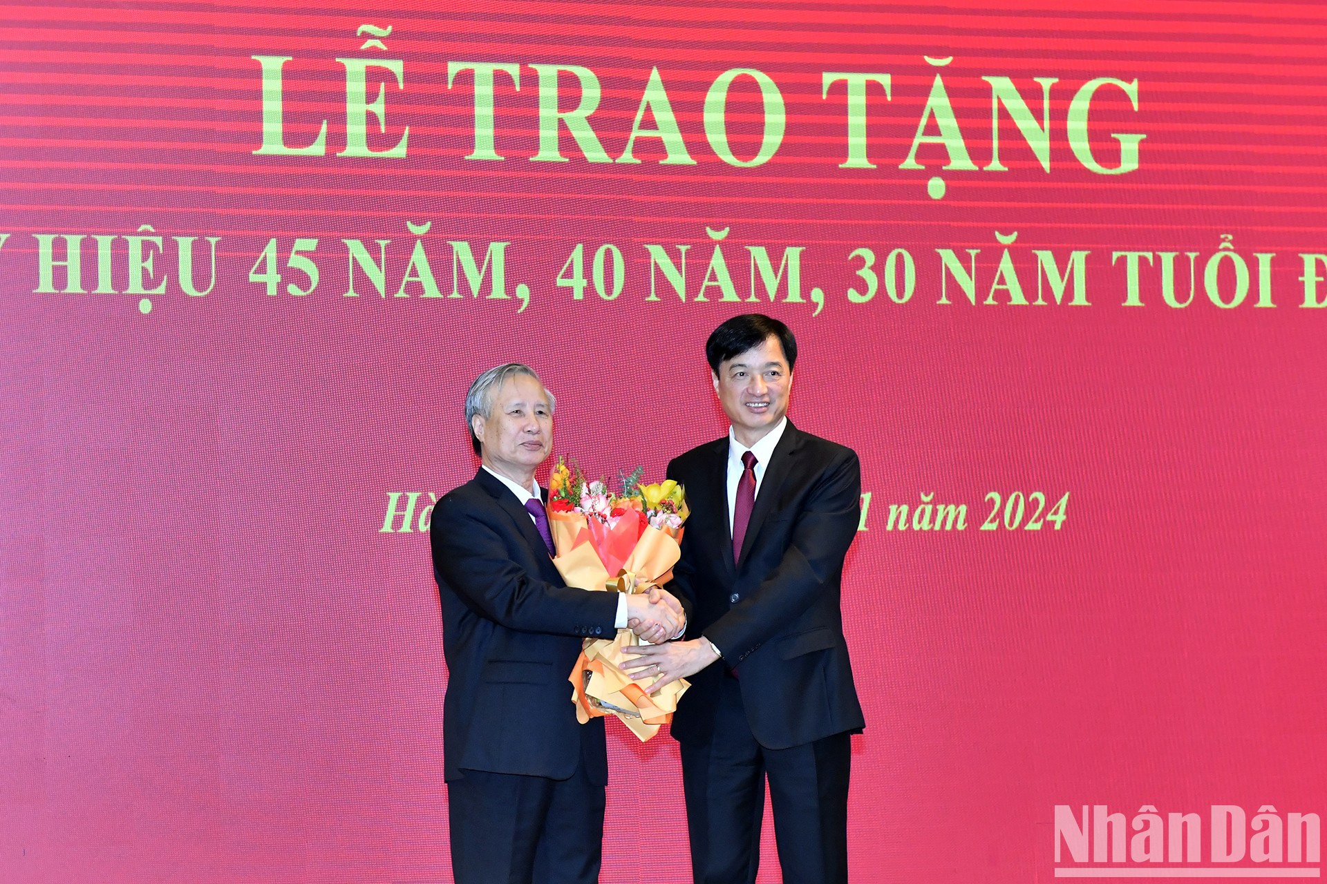 越共中央书记处书记、中央办公厅主任阮维玉向陈国旺同志送花祝贺。