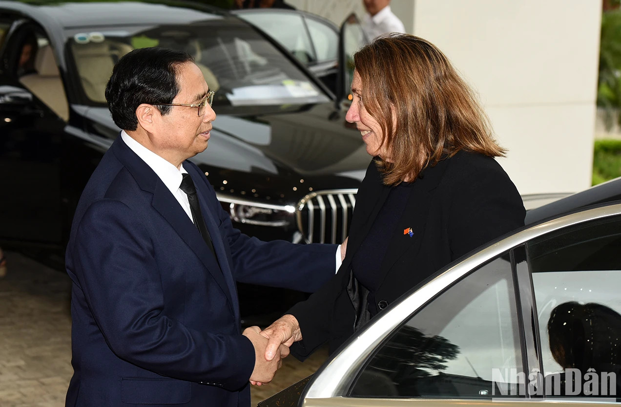 范明正总理迎接澳大利亚参议院议长苏·莱恩斯。