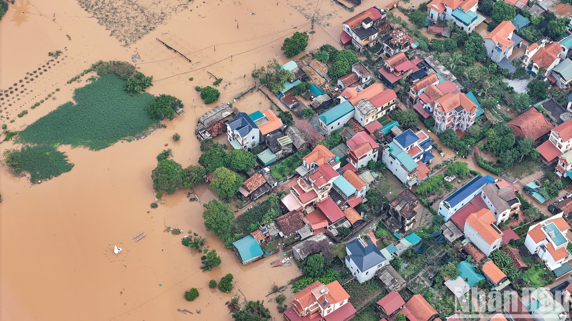 9月12日上午,洪水涌入兴安省最大的花卉和观赏植物种植区,导致上述三乡的大片农田被水淹没。 9月12日上午,洪水涌入兴安省最大的花卉和观赏植物种植区,导致上述三乡的大片农田被水淹没。