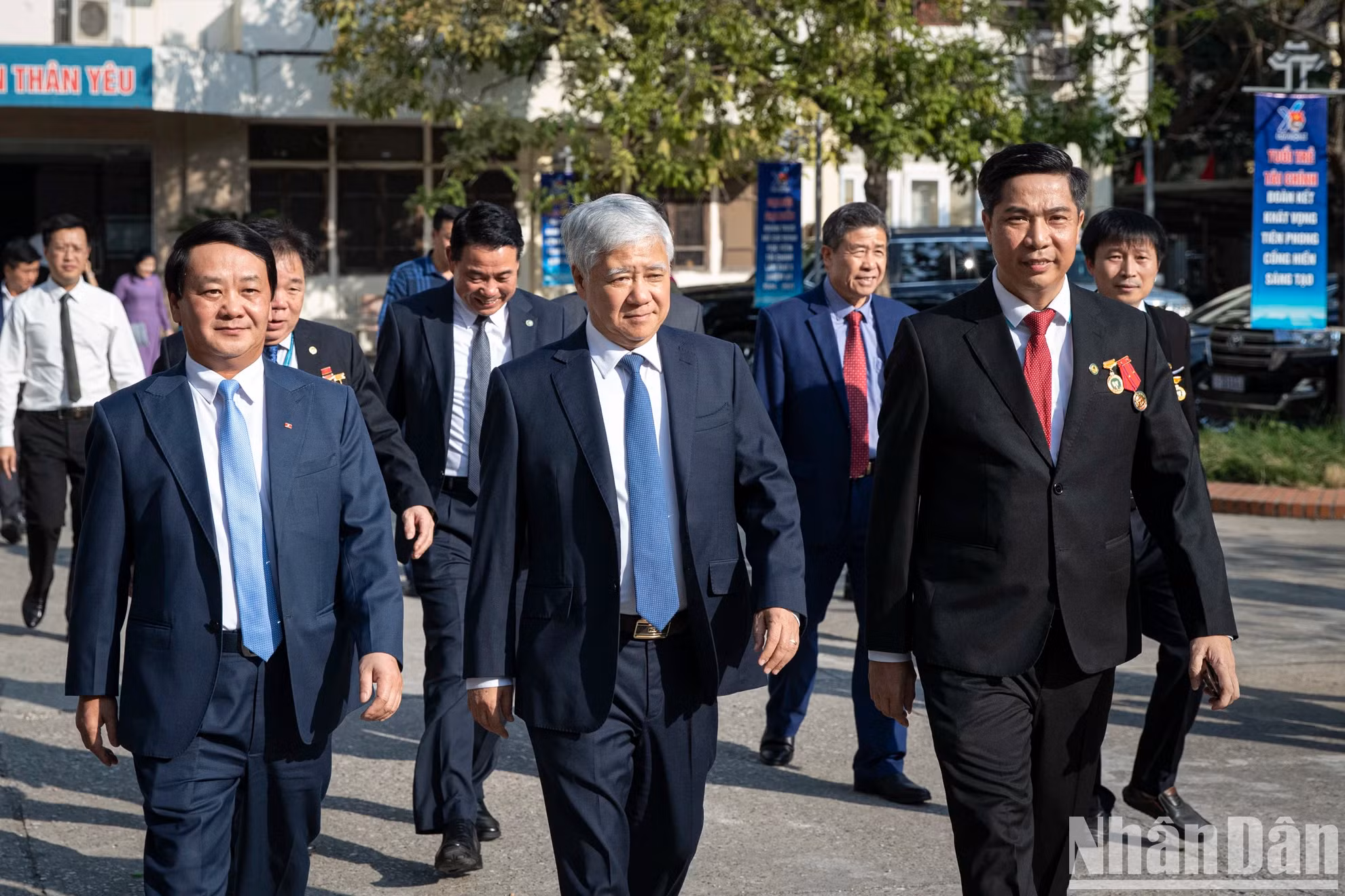 越南祖国阵线中央委员会主席杜文战前往财政学院。