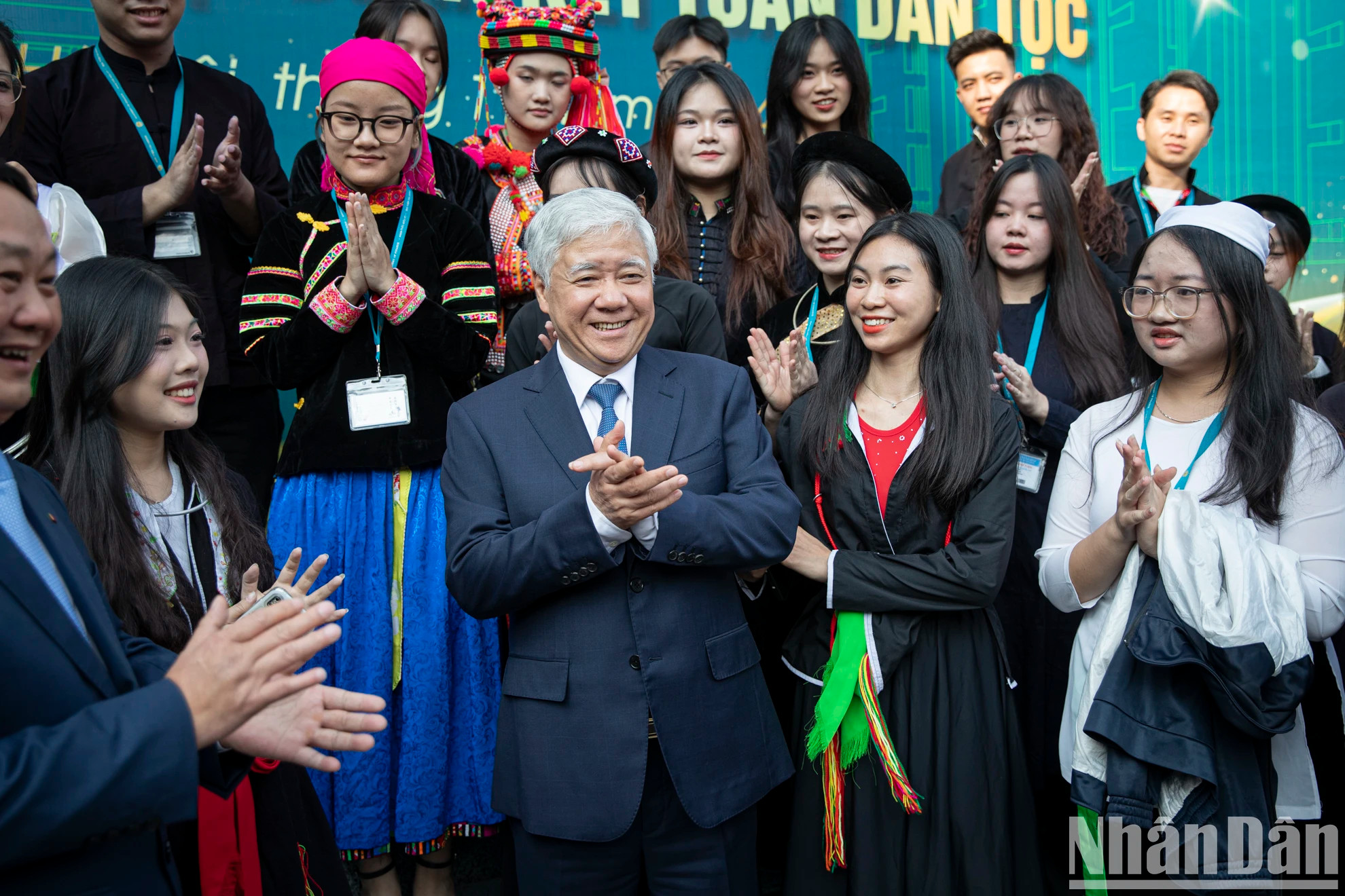 杜文战同志鼓励、动员财政学院的少数民族学生。