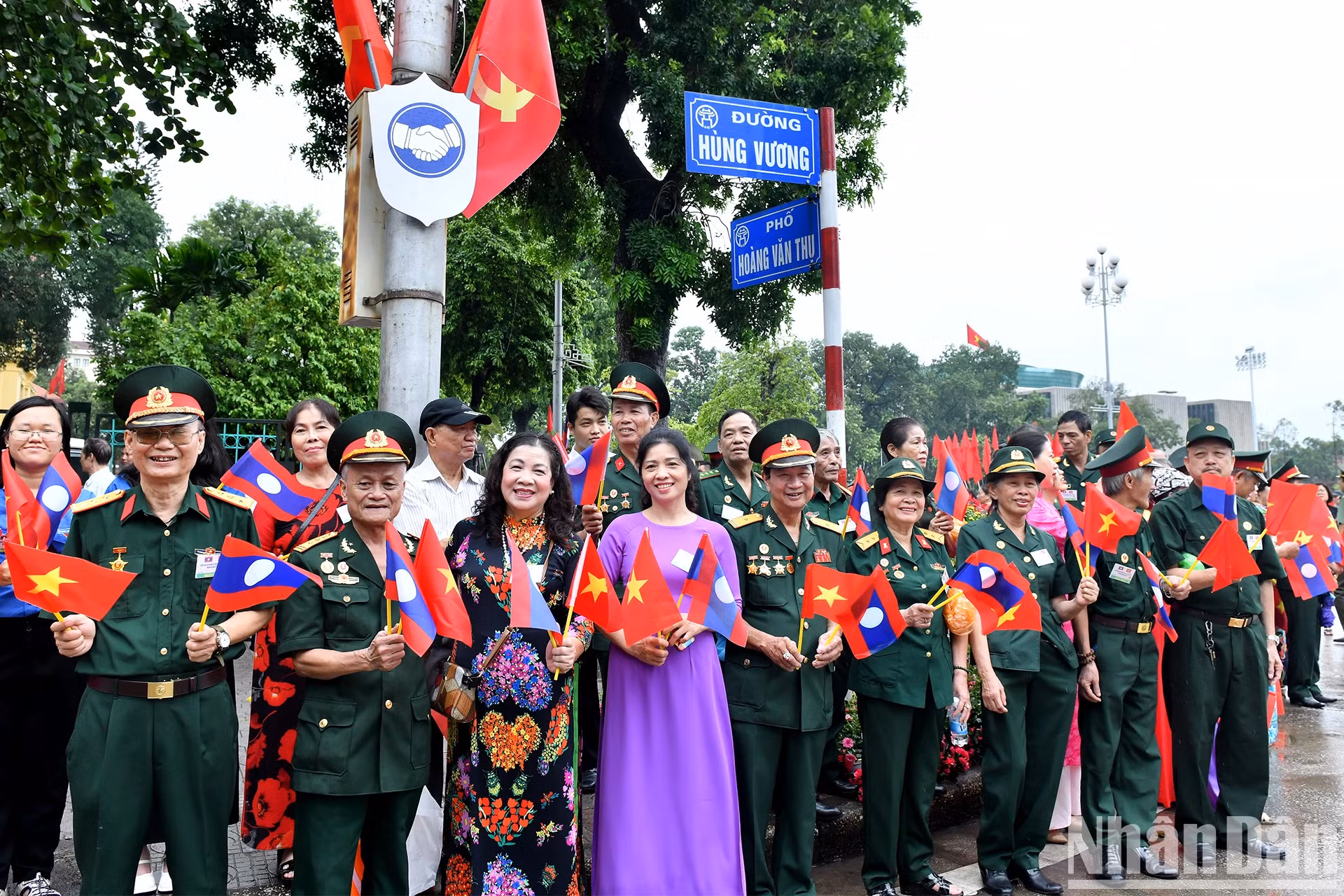 河内首都人民欢迎通伦·西苏里总书记、国家主席。