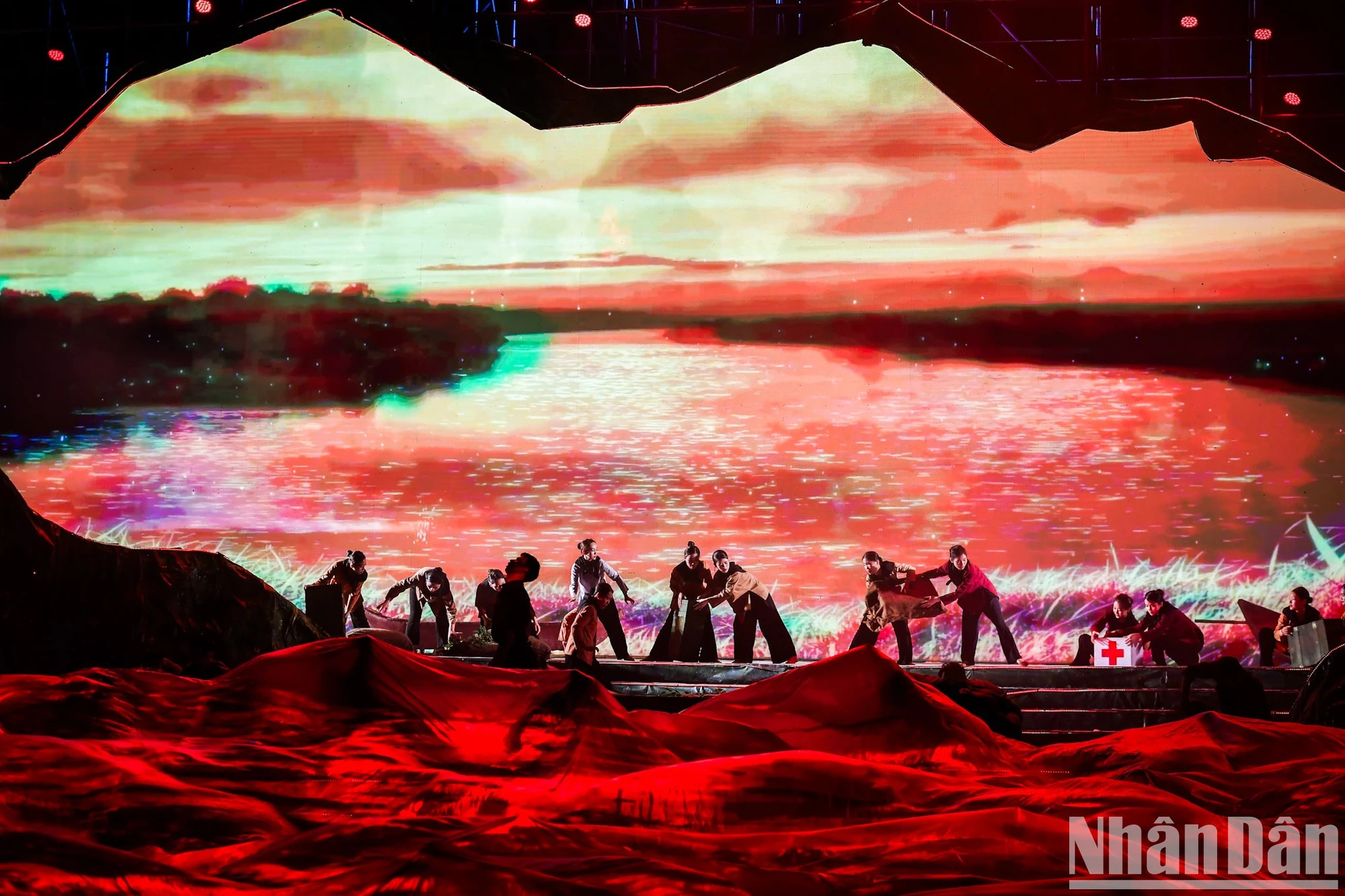 节目分为仪式和政治艺术节目等两个部分。其中,艺术节目包括“七月的日子”、“仿佛没有分离”、“血与花”、“看到越南力量之地”、“钢铁之国绽放”等5个章节。 节目分为仪式和政治艺术节目等两个部分。其中,艺术节目包括“七月的日子”、“仿佛没有分离”、“血与花”、“看到越南力量之地”、“钢铁之国绽放”等5个章节。