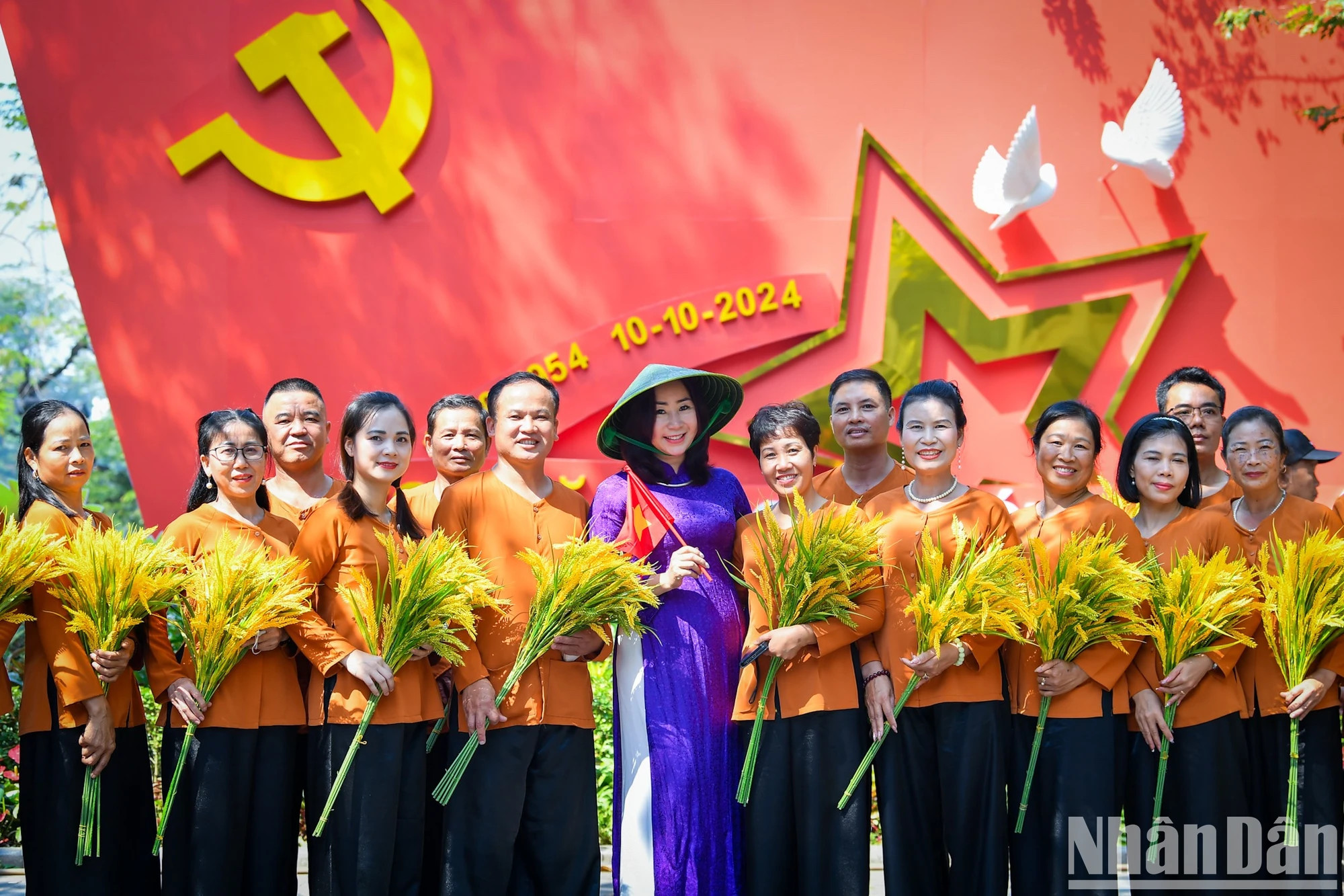 来自河内市的金英女士说：“我迫不及待地等待着首都的重大活动。当我看到游行队伍经过时，我能够感受到非常热烈和雄壮的气氛。”