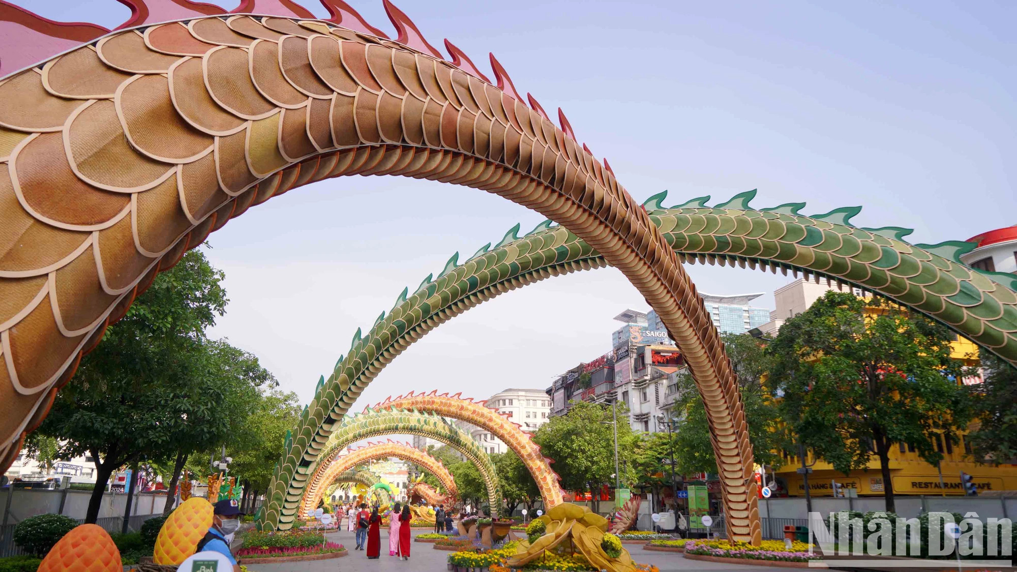 阮惠花街设计长600米,其中最引人注目的是一对名为“两龙朝莲”的巨龙吉祥物,已经完工,长度为一百米。 这是阮惠花街有史以来尺寸最长的吉祥物。 阮惠花街设计长600米,其中最引人注目的是一对名为“两龙朝莲”的巨龙吉祥物,已经完工,长度为一百米。 这是阮惠花街有史以来尺寸最长的吉祥物。