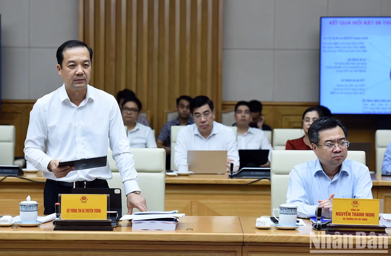 越南通信传媒部副部长范德龙汇报2024年前6个月国家数字化转型前期工作。