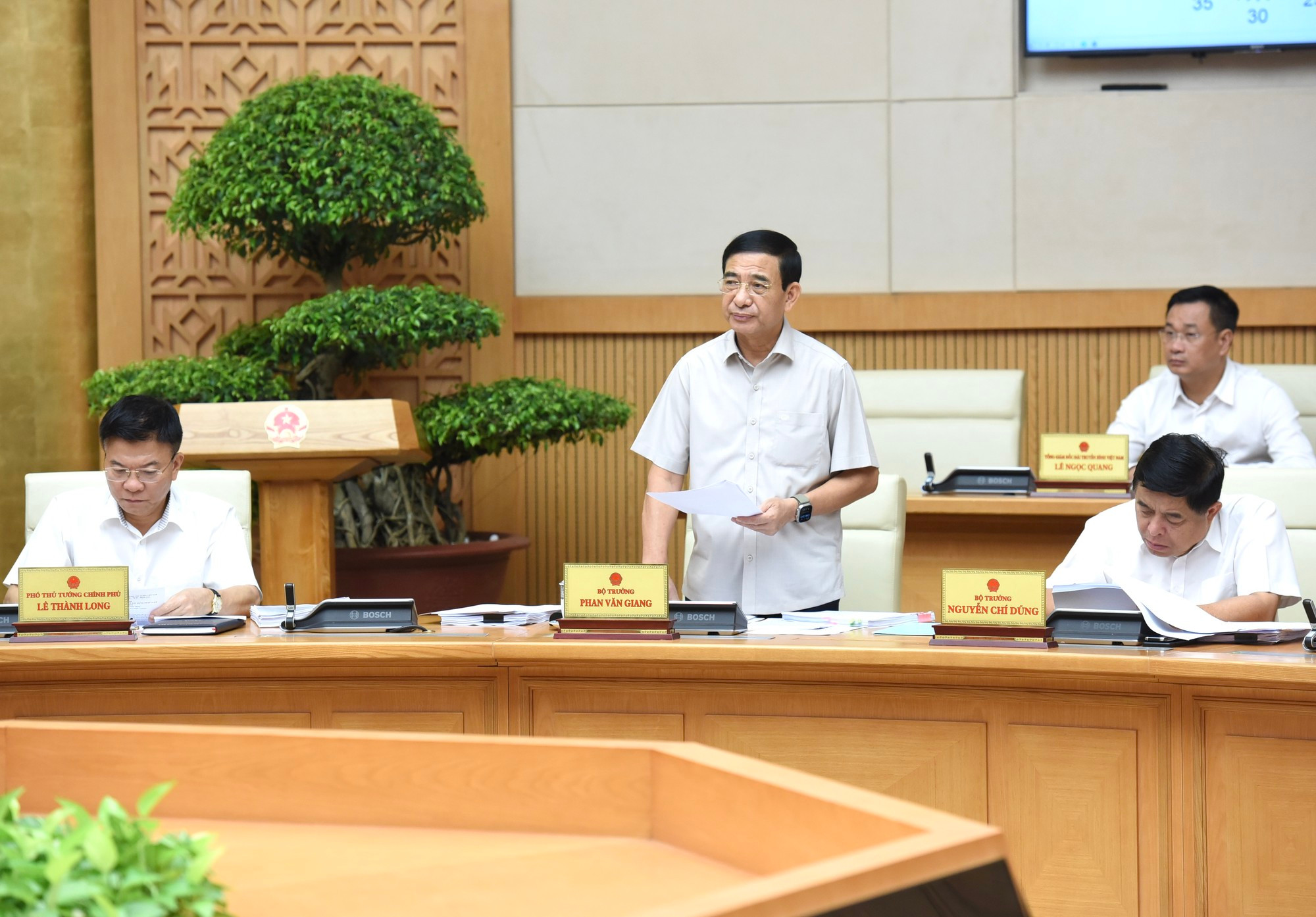 越南国防部部长潘文江在会上发表讲话。 越南国防部部长潘文江在会上发表讲话。