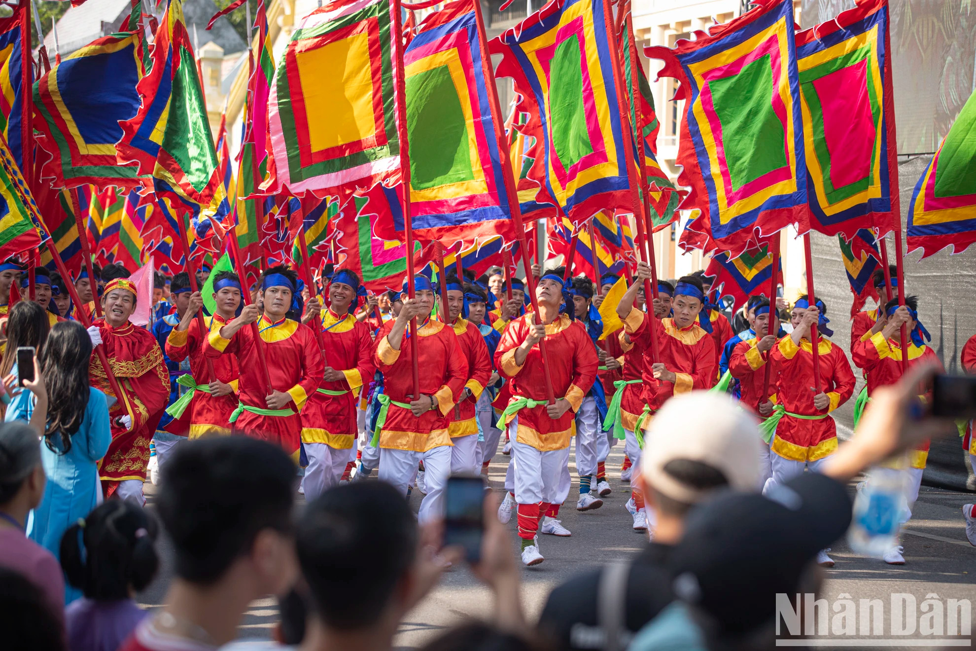 节目中表演了歌筹、水上木偶、盲人曲等艺术和宗教遗产等艺术形式,让观众深入了解首都河内永恒的文化价值。 节目中表演了歌筹、水上木偶、盲人曲等艺术和宗教遗产等艺术形式,让观众深入了解首都河内永恒的文化价值。