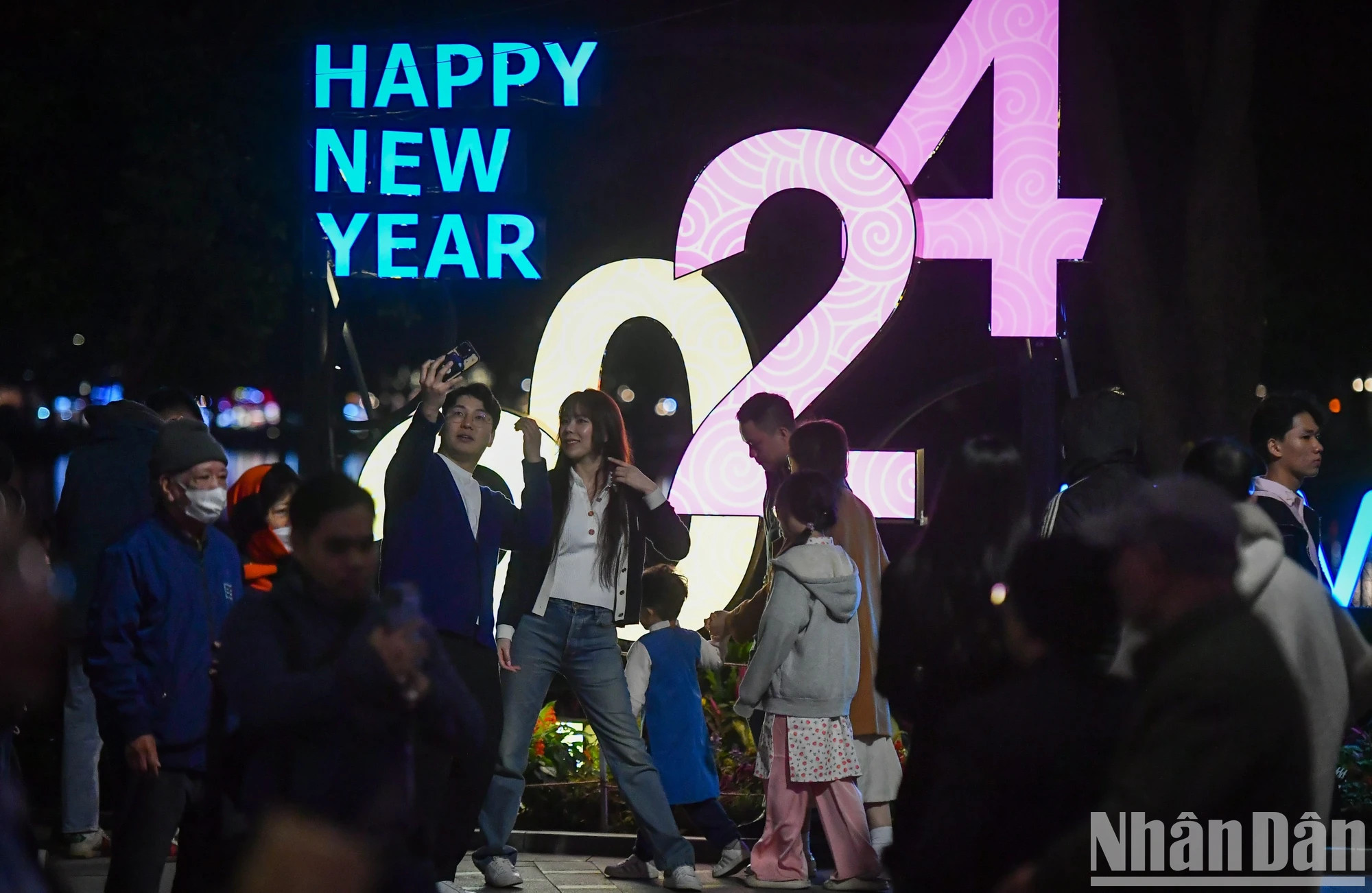 一对情侣在除夕夜留下美好瞬间。