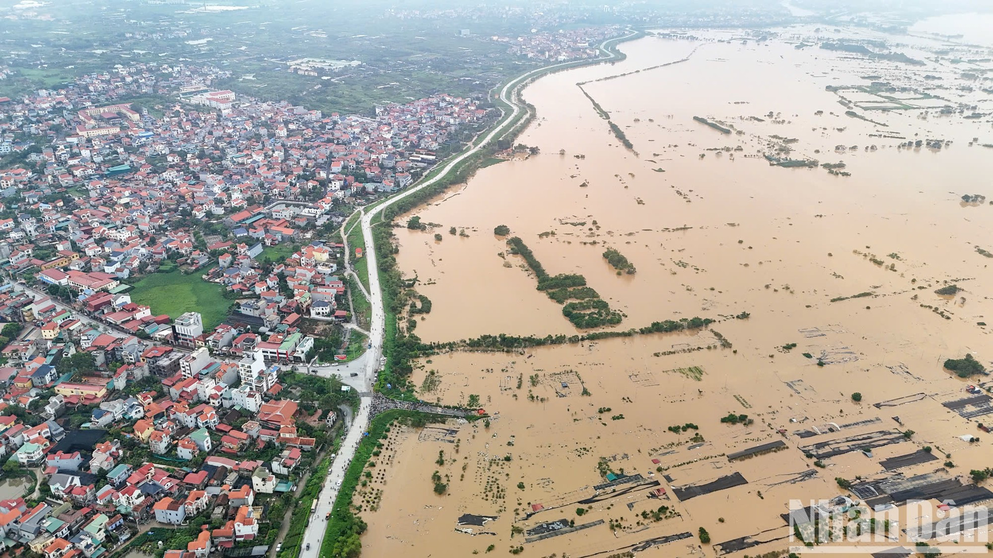 受第3号台风影响,兴安省文江县的春光乡、凤功乡和文德乡的红河水位迅速上涨,导致大范围的洪涝现象。 受第3号台风影响,兴安省文江县的春光乡、凤功乡和文德乡的红河水位迅速上涨,导致大范围的洪涝现象。