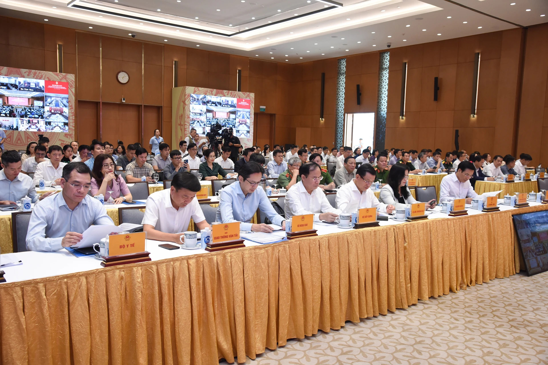 各位代表出席会议。