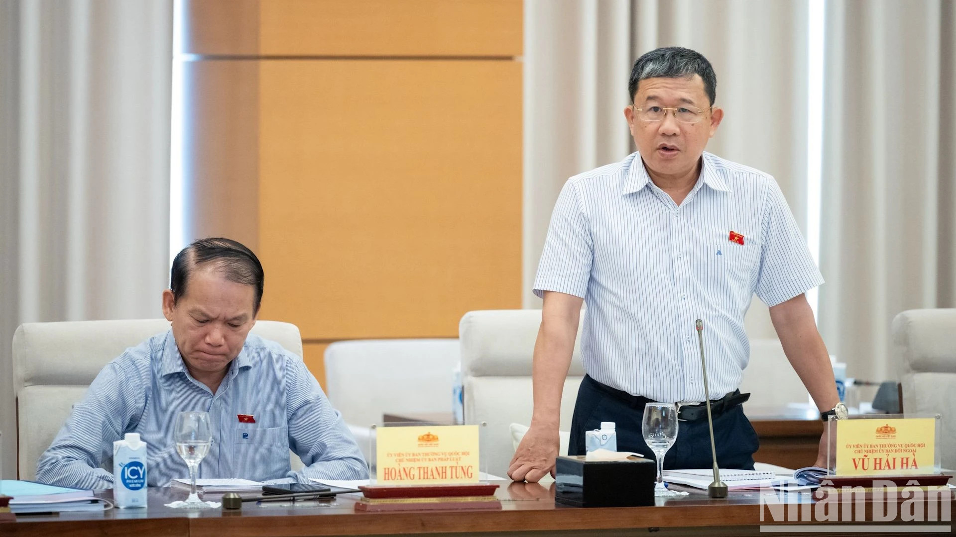 越南国会对外委员会主任武海河在会上发表讲话。