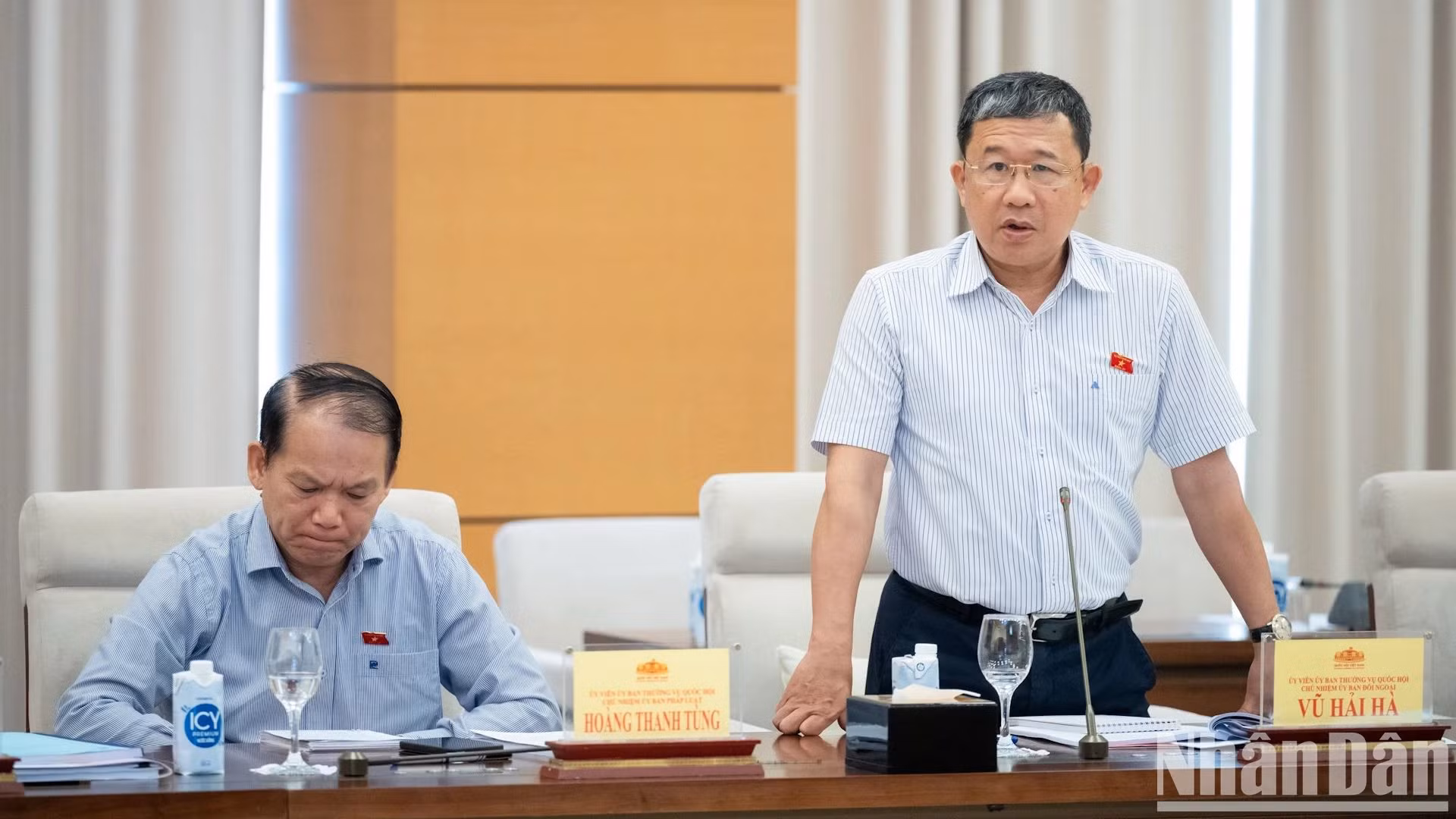 越南国会对外委员会主任武海河在会上发表讲话。