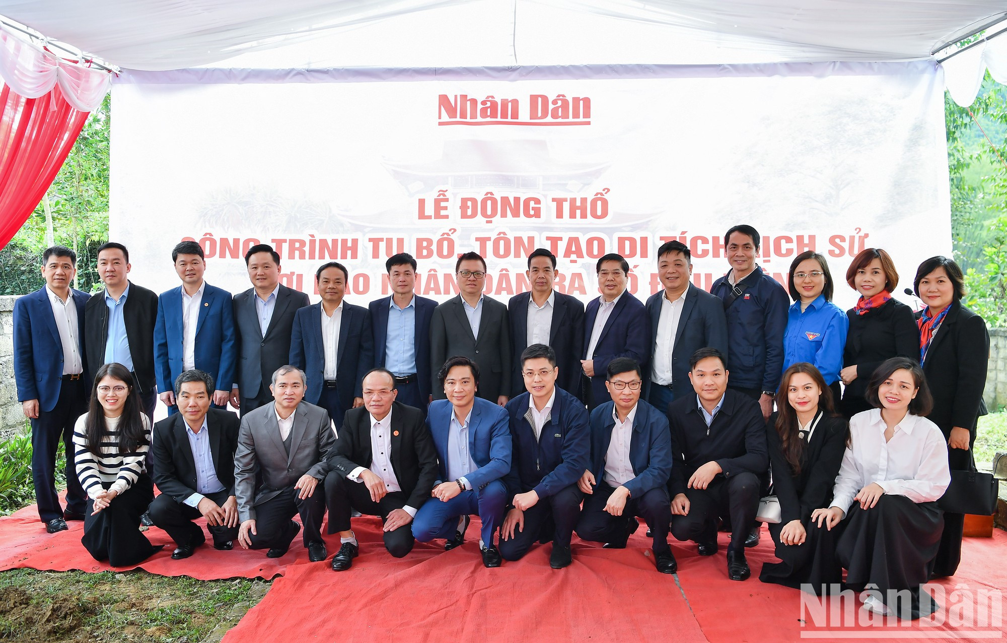 各位代表合影留念。 各位代表合影留念。