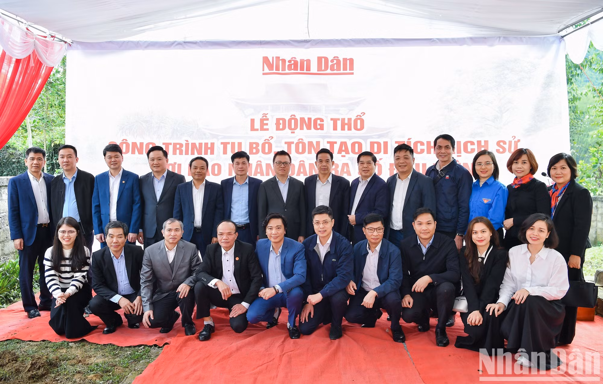 各位代表合影留念。 各位代表合影留念。