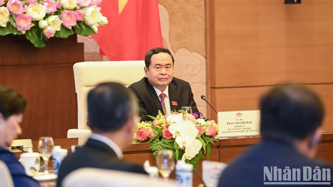 国会主席陈青敏发表讲话。 国会主席陈青敏发表讲话。