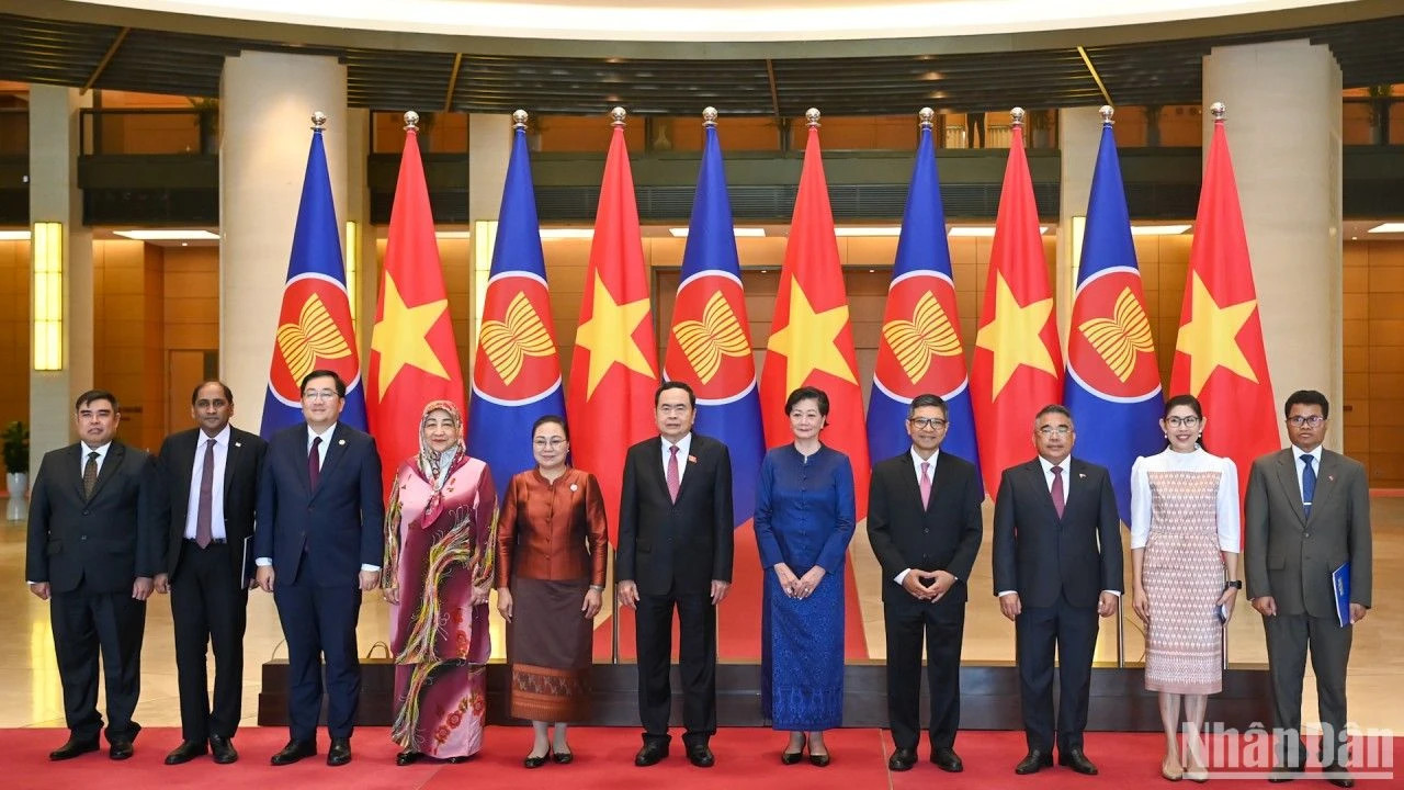 各位代表在会上合影。 各位代表在会上合影。