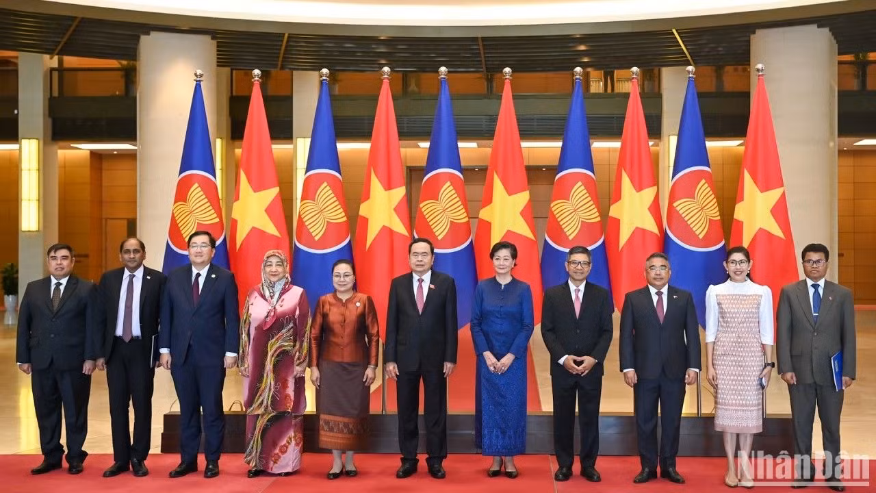 各位代表在会上合影。