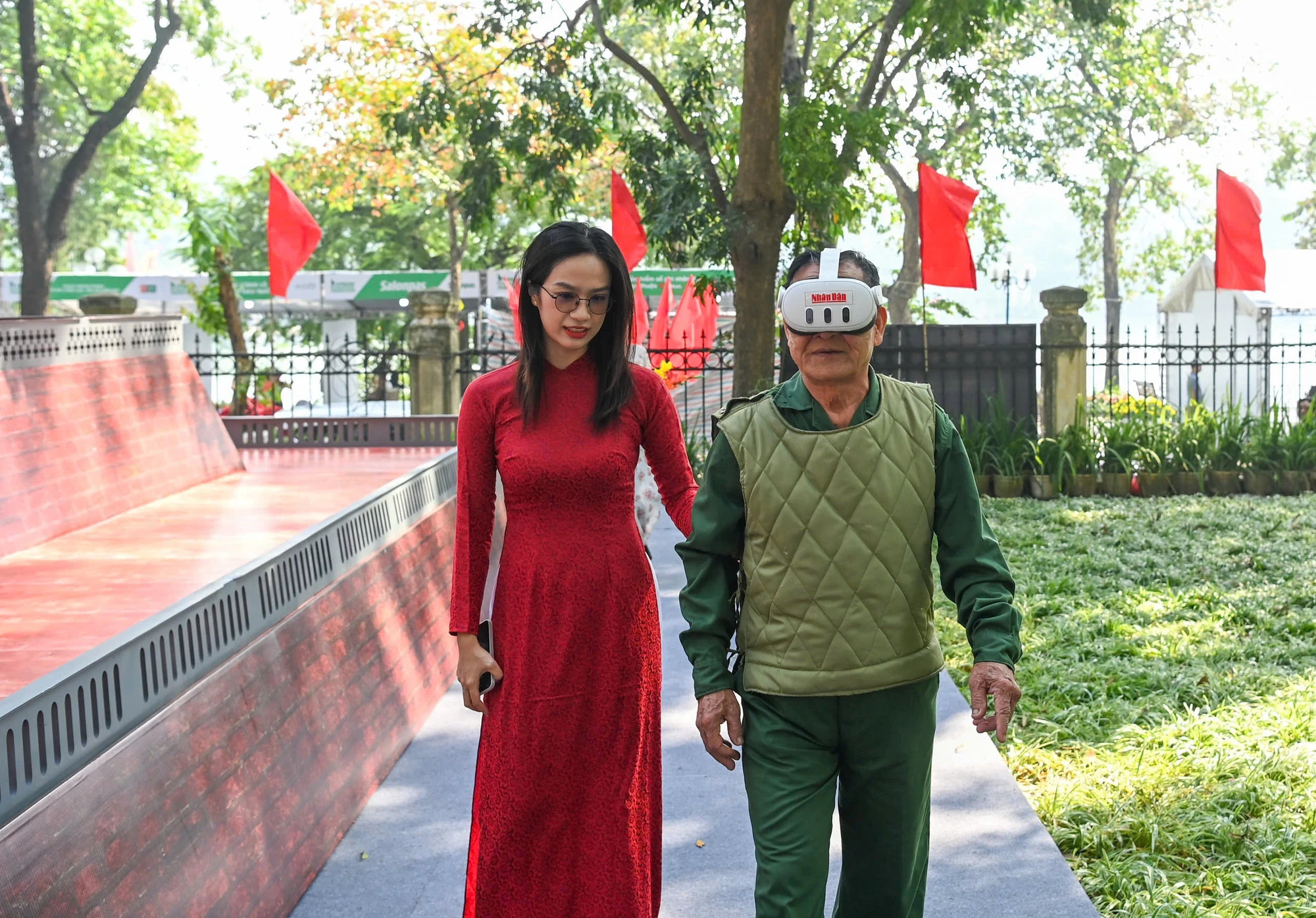 年纪大的一名读者前来参观展览和体验增强现实眼镜。 年纪大的一名读者前来参观展览和体验增强现实眼镜。