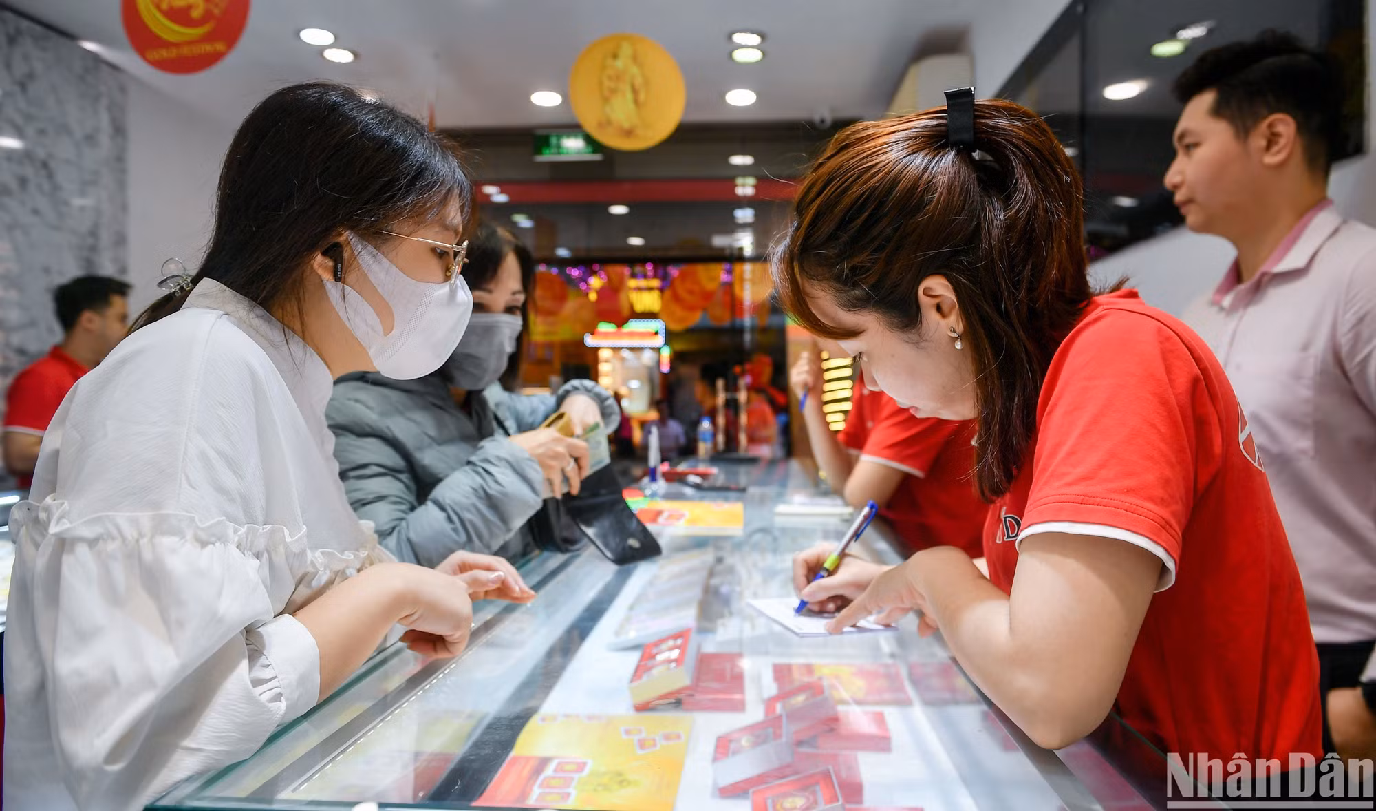 最畅销的商品是普通戒指。