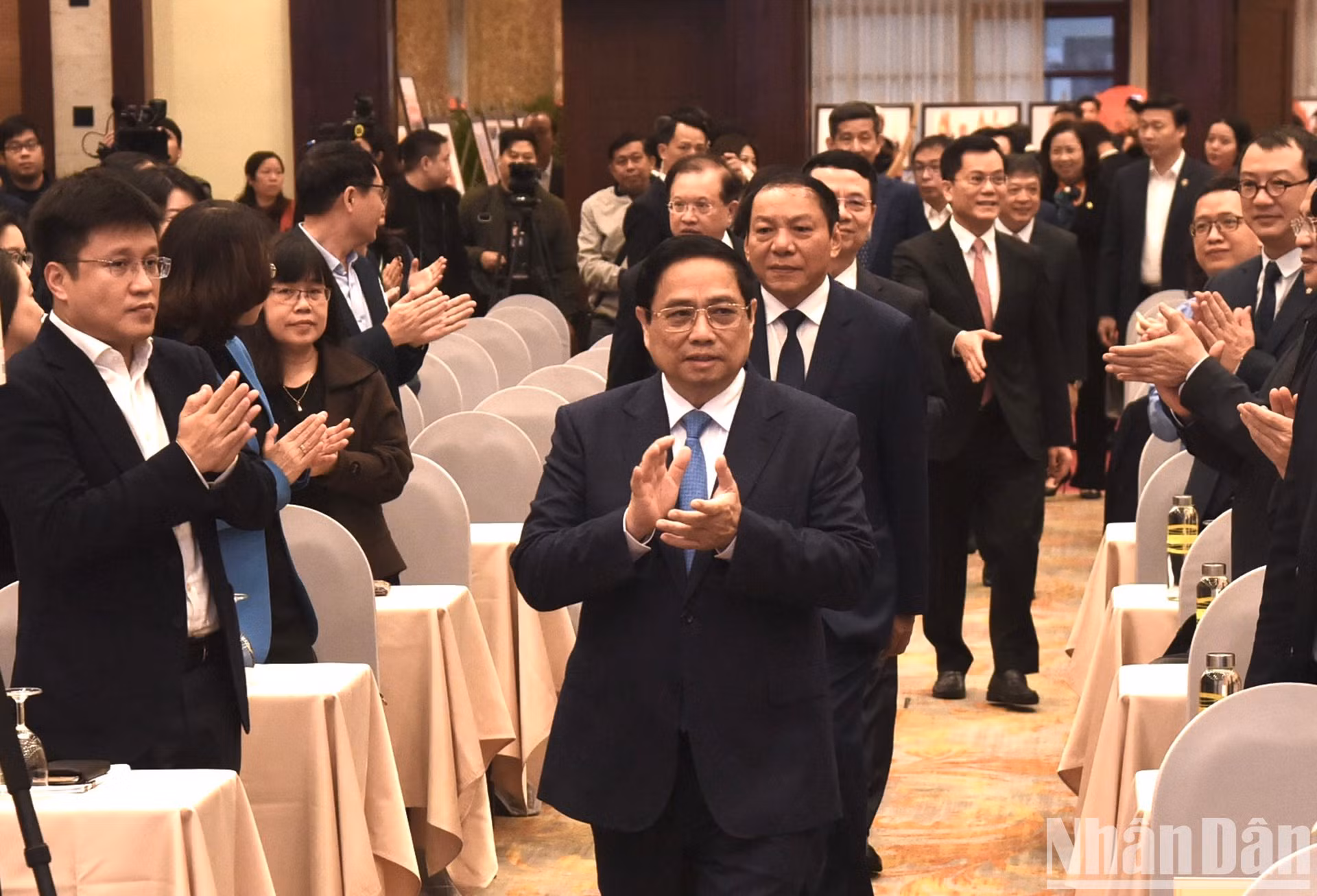 范明正总理出席会议。 范明正总理出席会议。