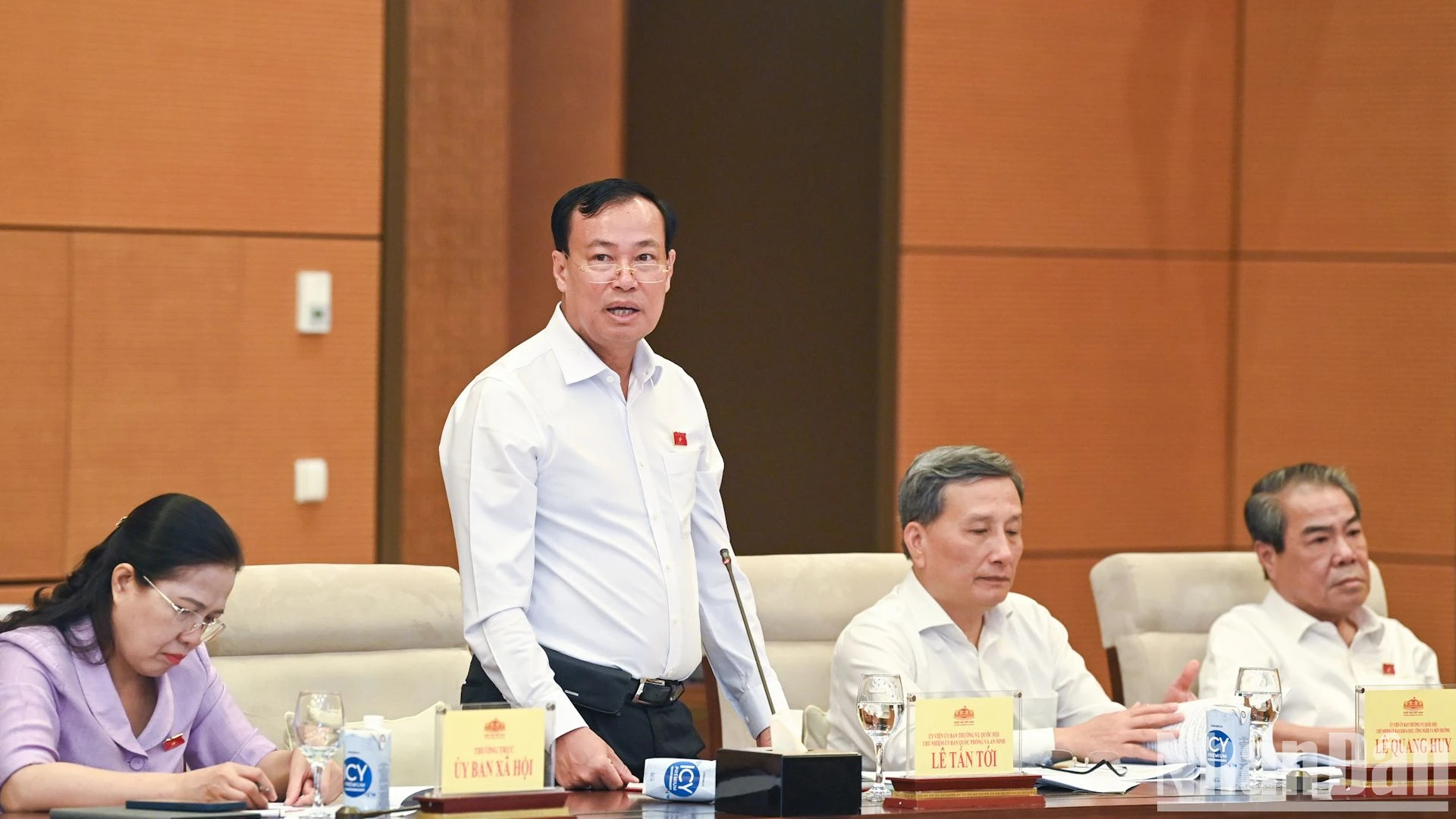 国会国防安全委员会主任黎晋至在会上发表讲话。