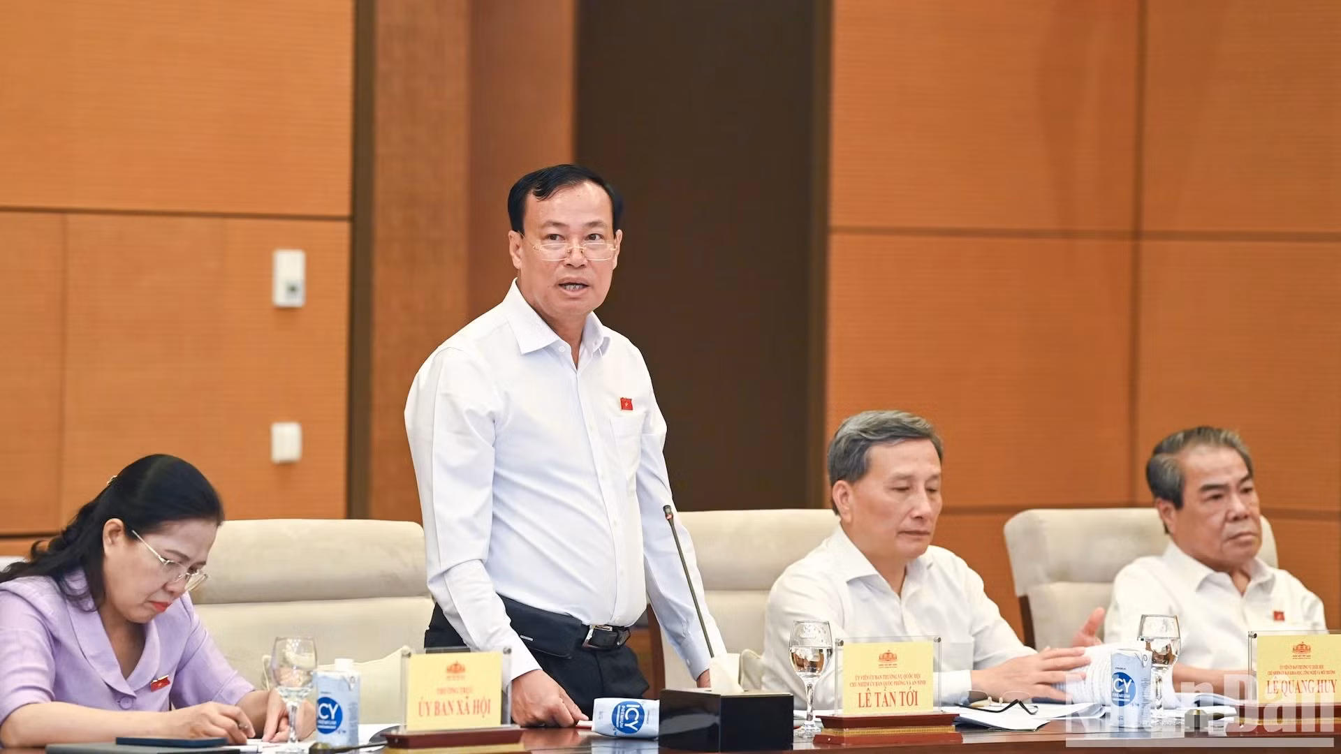 国会国防安全委员会主任黎晋至在会上发表讲话。