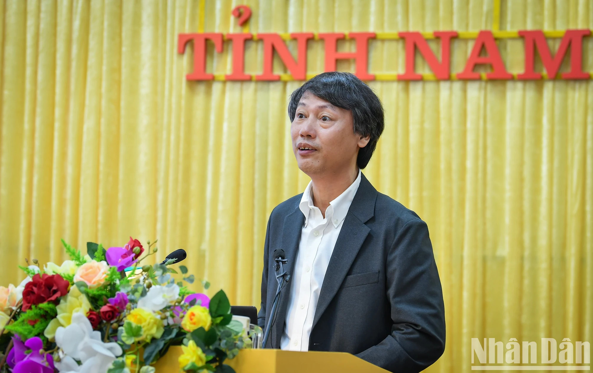 胡志明国家政治学院政治学院系副主任黄文欢博士、副教授分享了绿色经济发展的必要性和条件。