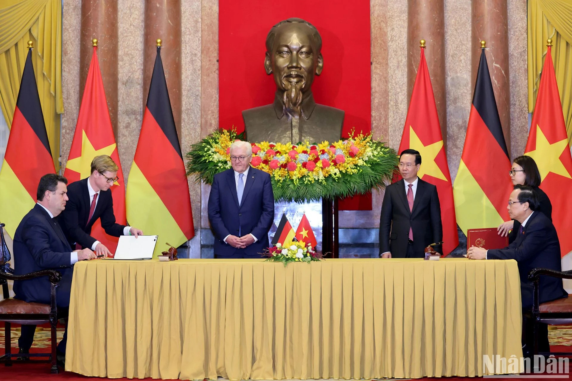 越南国家主席武文赏和德国总统施泰因迈尔共同出席两国合作文件签订仪式。