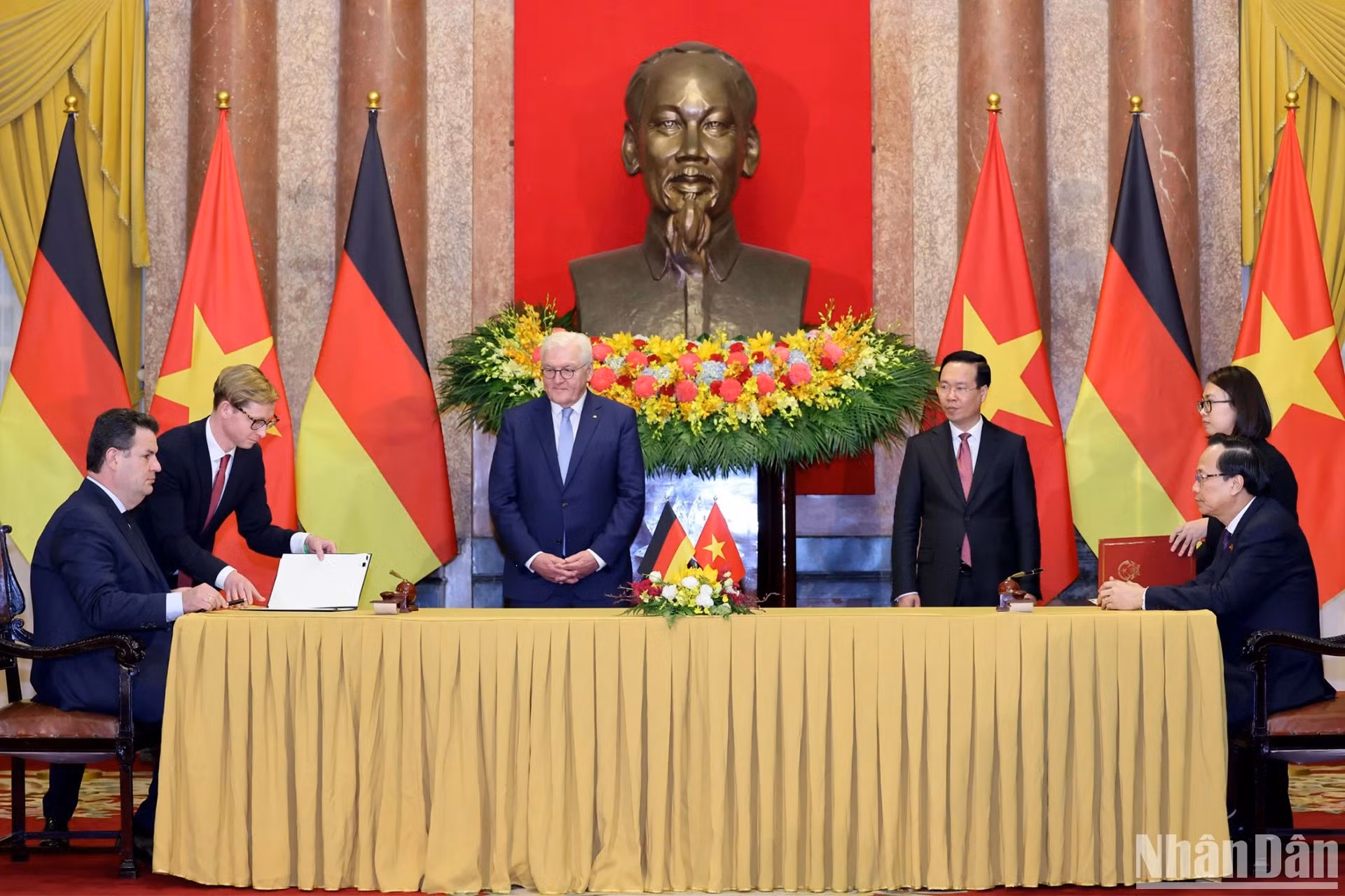 越南国家主席武文赏和德国总统施泰因迈尔共同出席两国合作文件签订仪式。