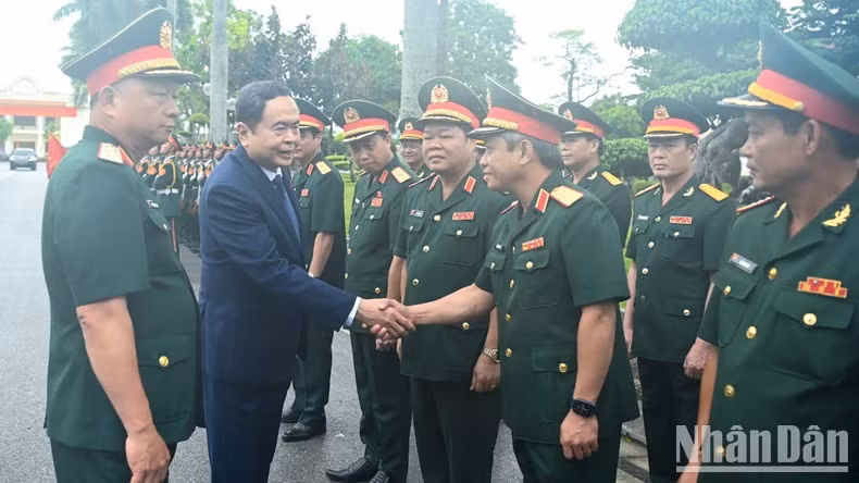 国会主席陈青敏与第三军区司令领导。