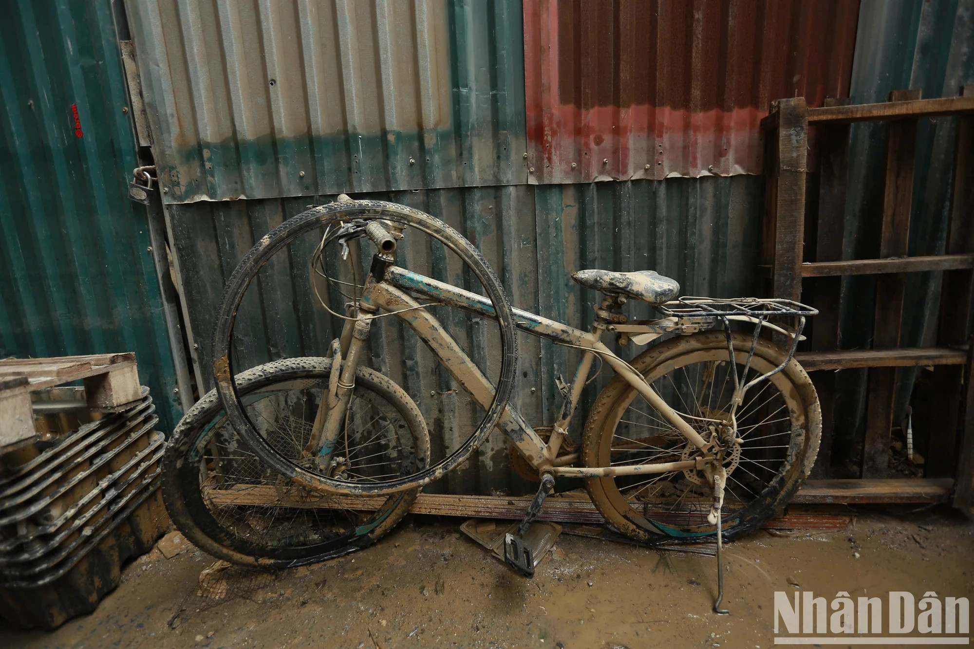 一辆自行车上沾满了泥,由于水涨过快,人们还没来得及搬移。 一辆自行车上沾满了泥,由于水涨过快,人们还没来得及搬移。