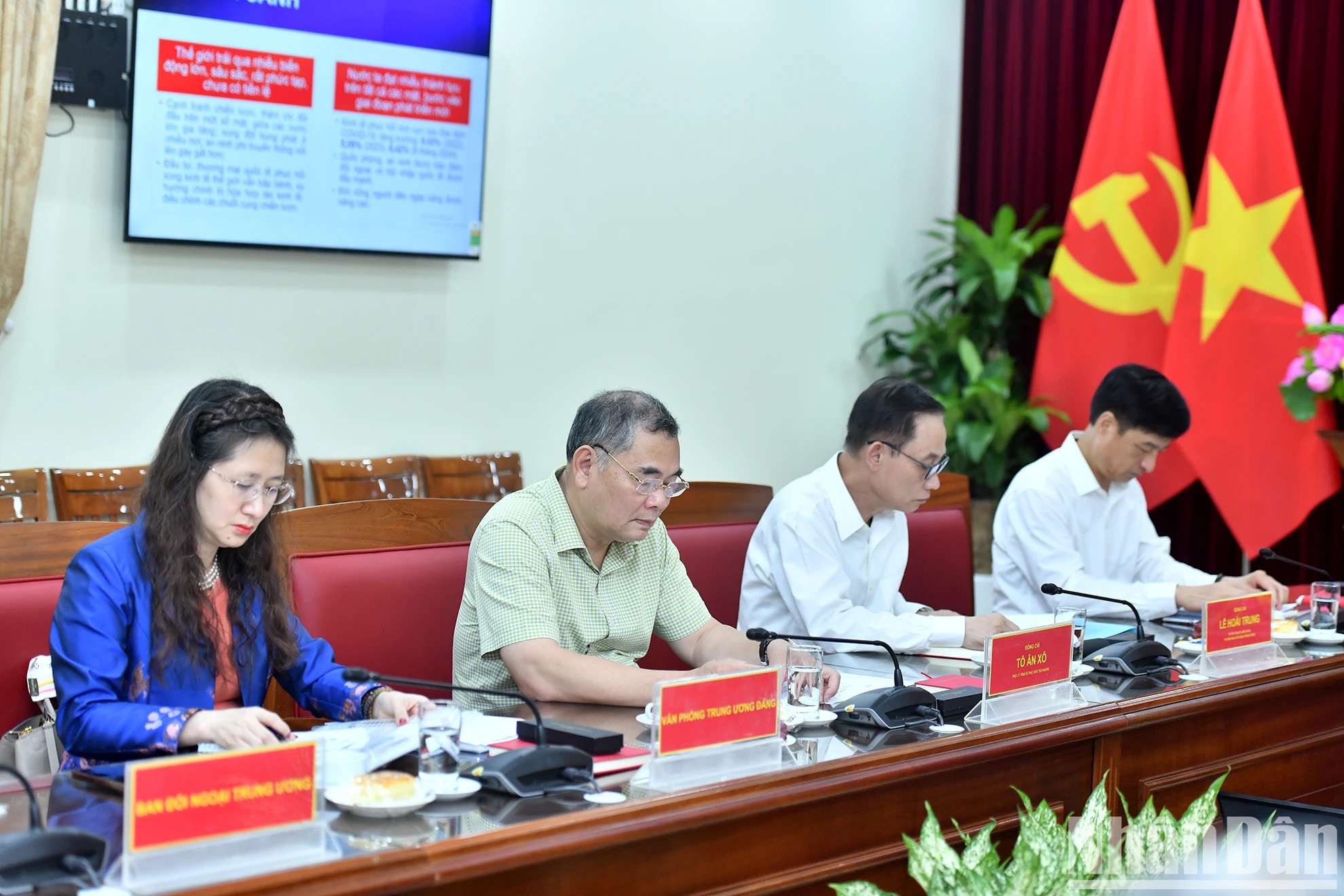 各位代表出席会议。