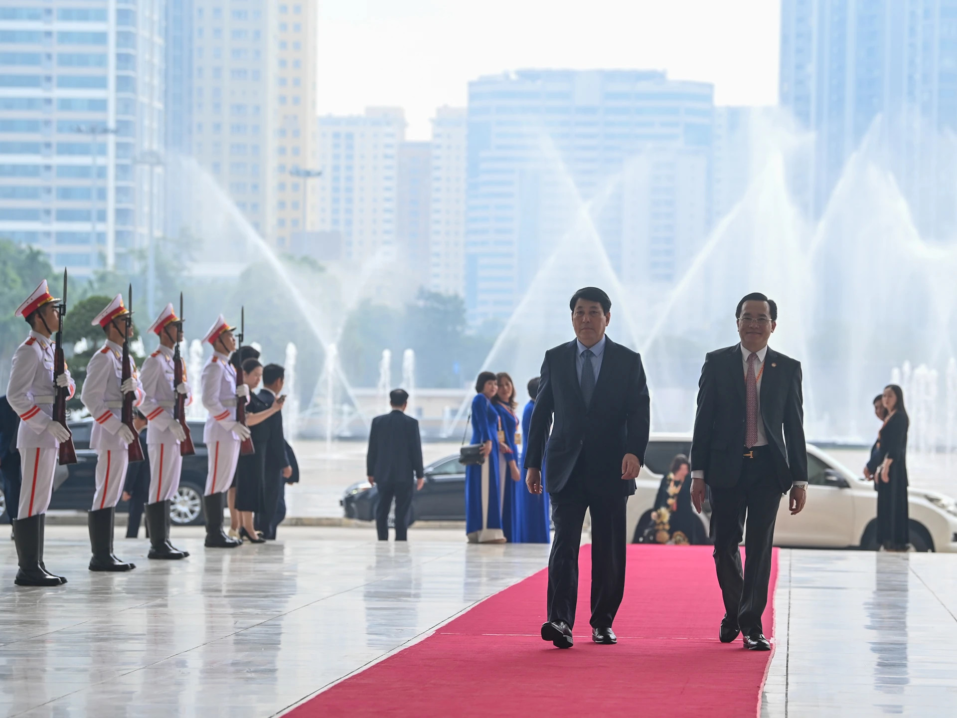 越共中央书记处常务书记梁强出席大会。