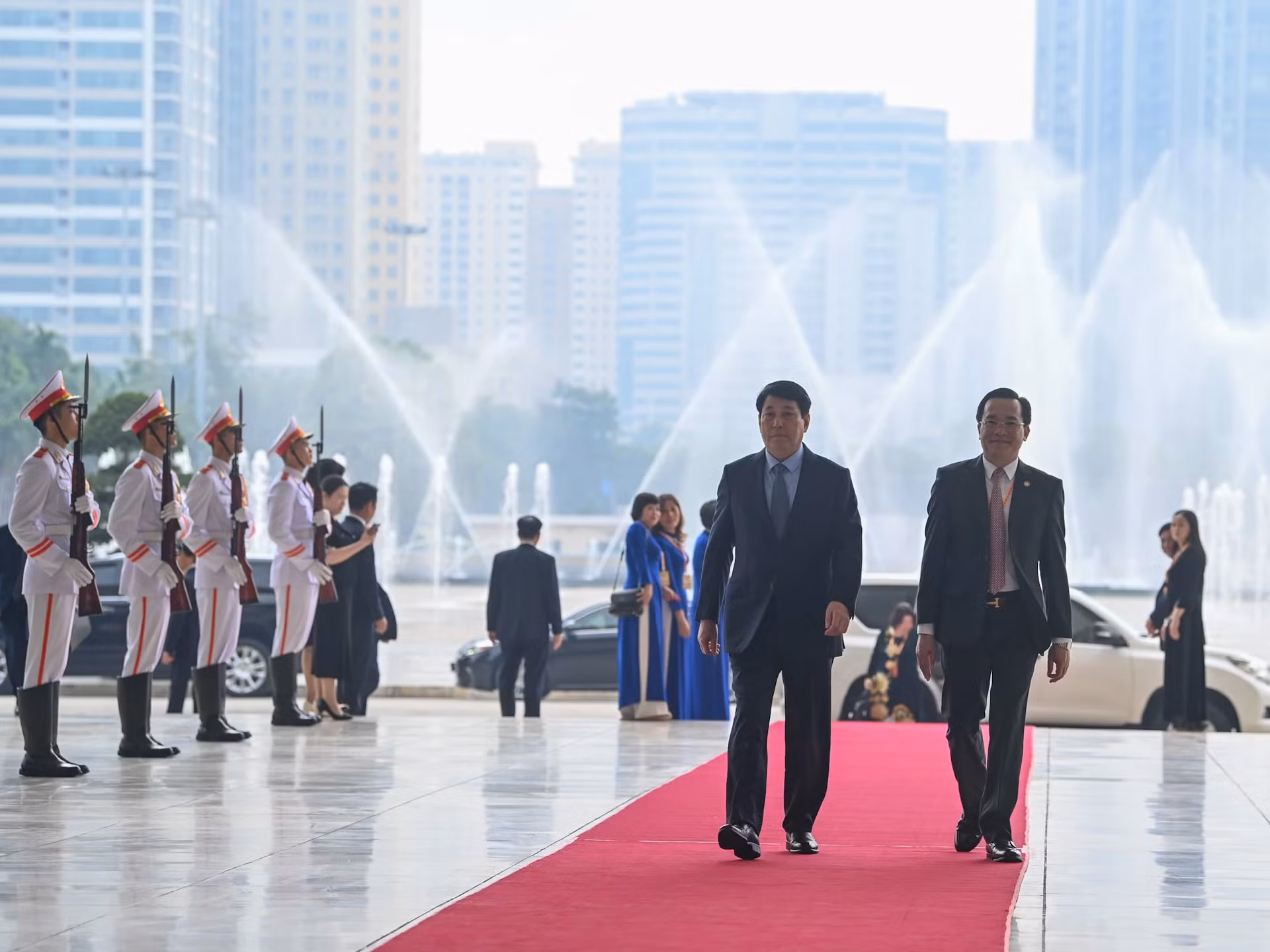 越共中央书记处常务书记梁强出席大会。