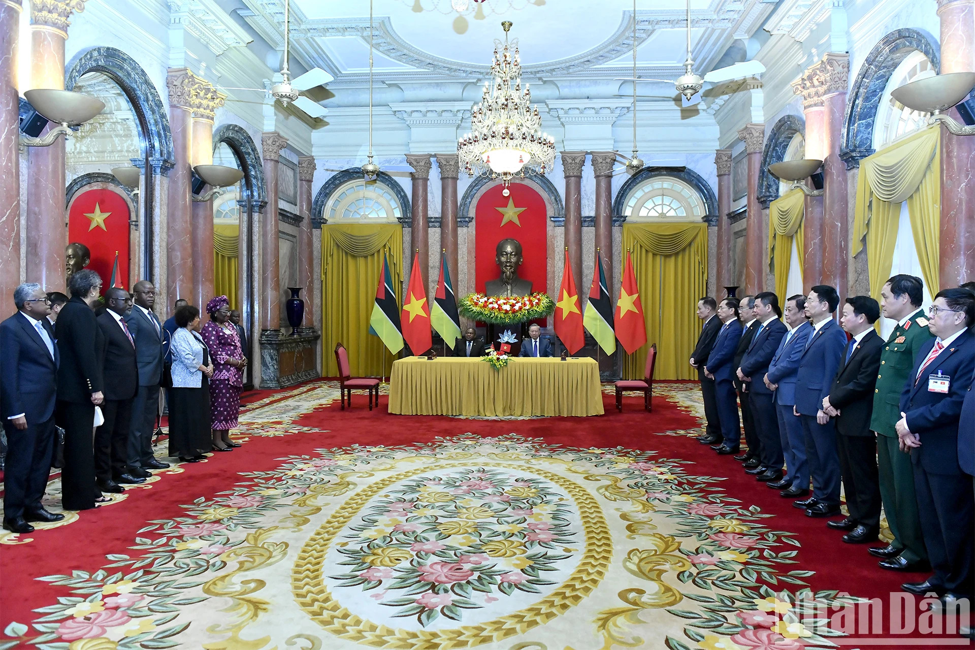 两国合作文件签字仪式场景。 两国合作文件签字仪式场景。