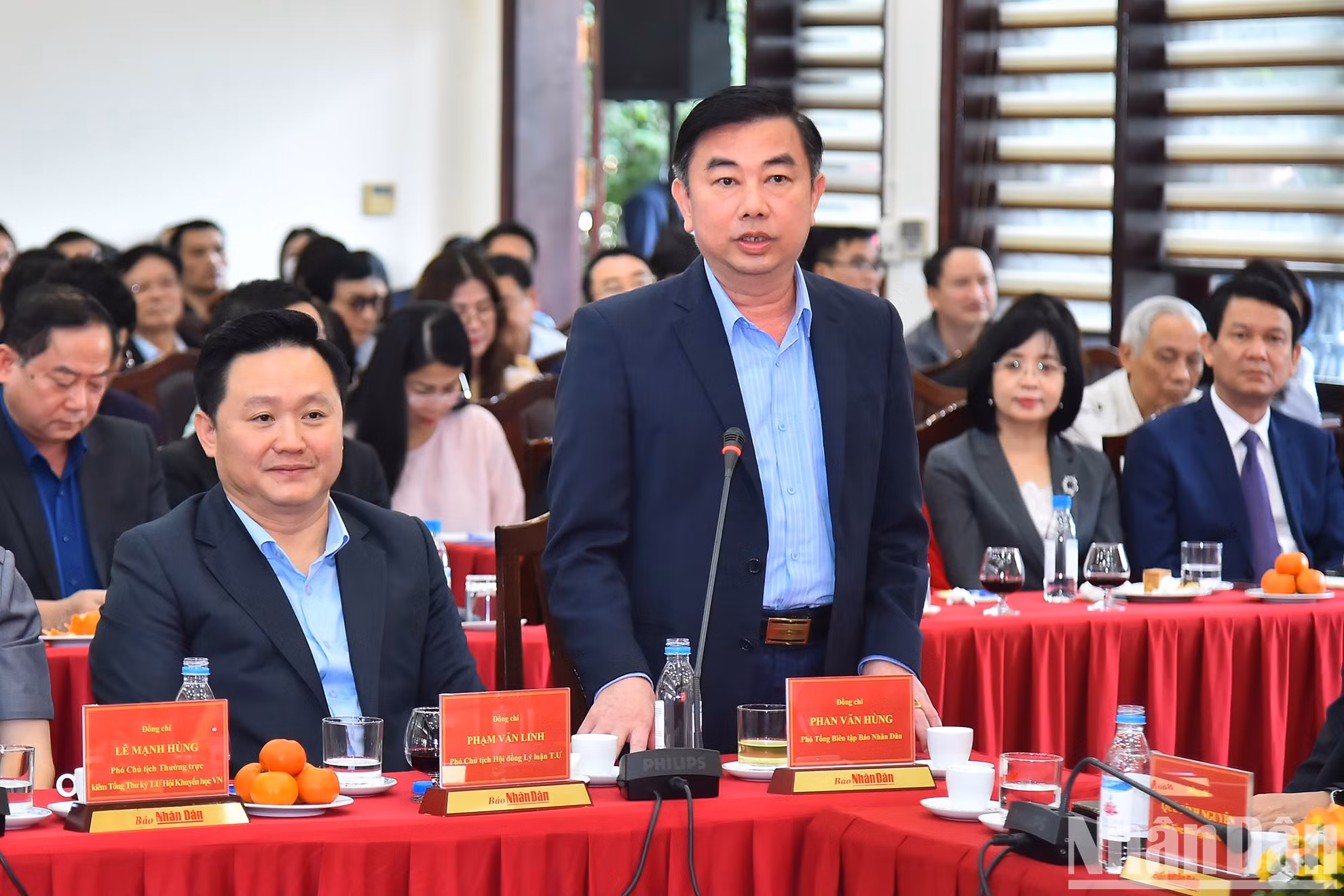 《新河内报》社总编辑阮明德在会上发表讲话。